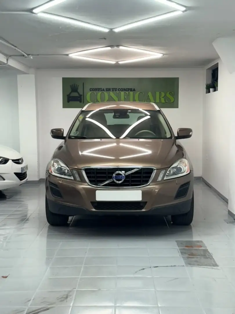 Volvo XC60 D5 Momentum Aut. Marrón - 2