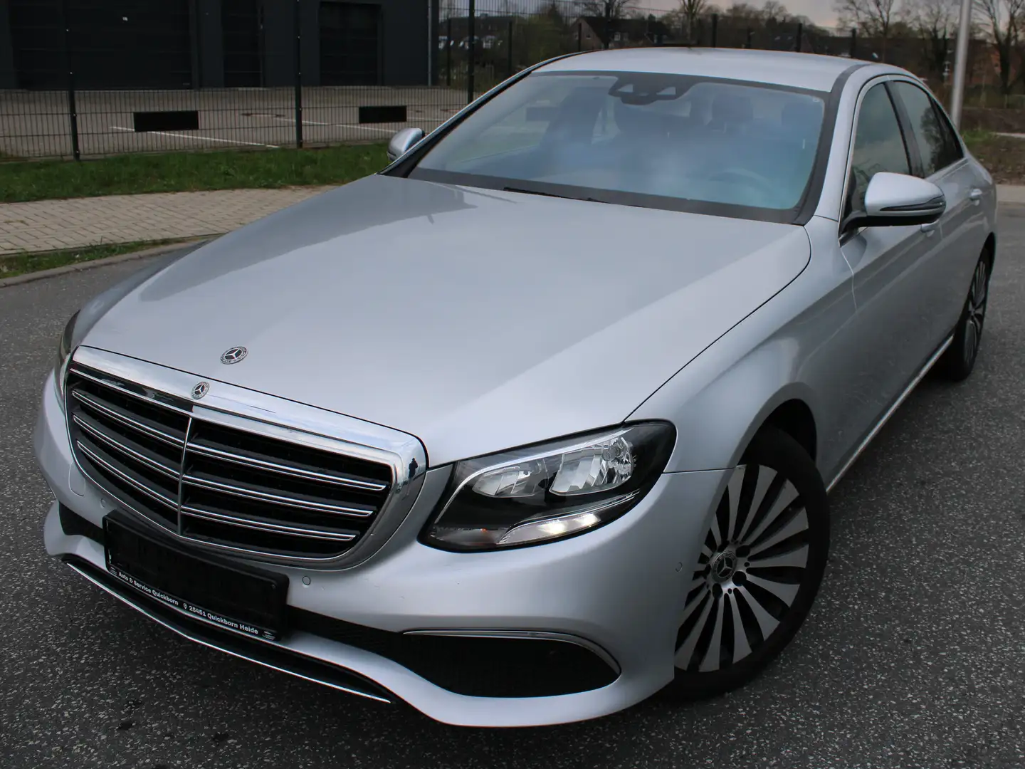 Mercedes-Benz E 350 e Plug-In Hybrid 9G 1.Hand+Ambiente+Kam+Carplay Grau - 1