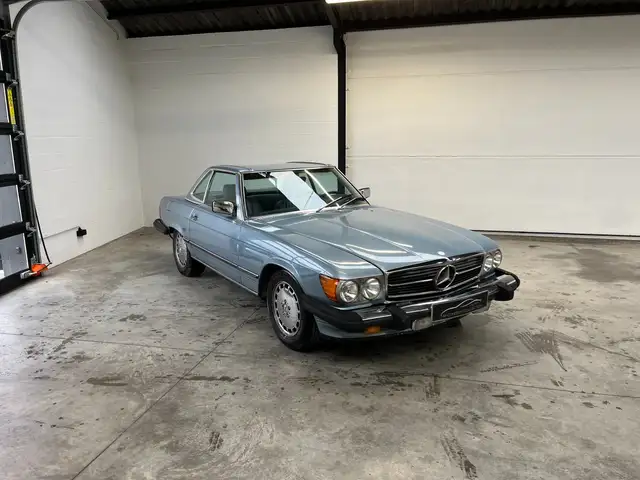 Mercedes-Benz SL 560 R107