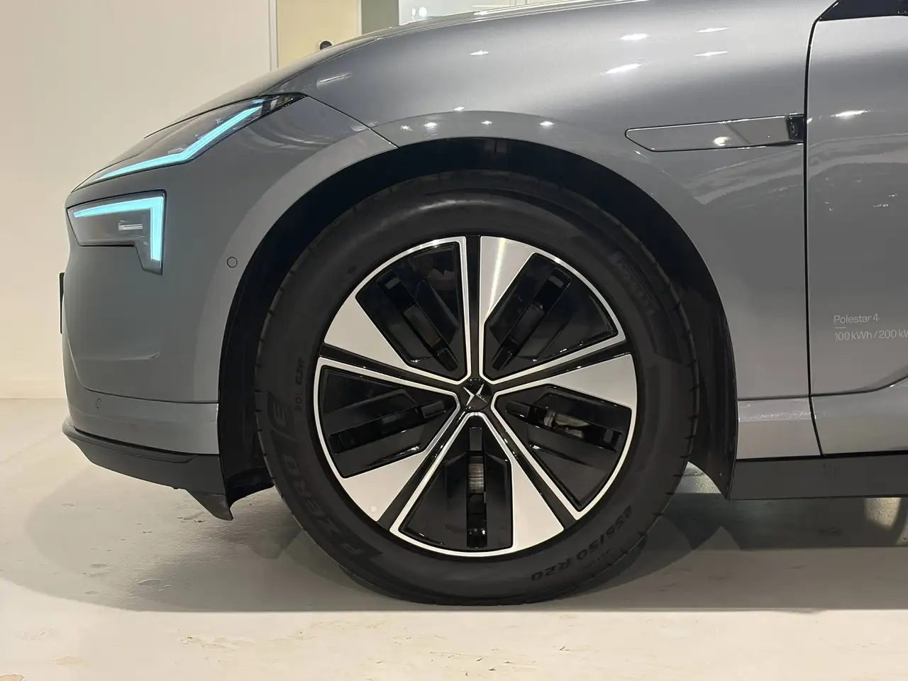Polestar 4 2025