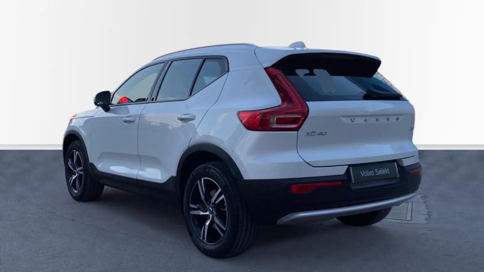 Volvo XC40 2.0 B3 MHEV CORE DCT 5P - 2