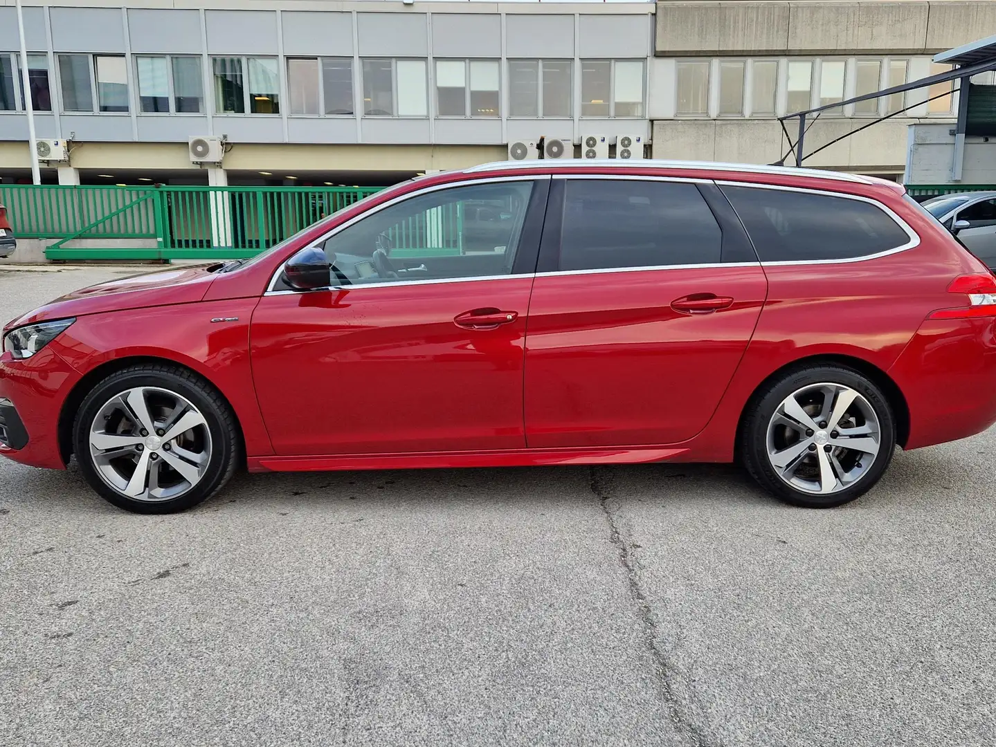 Peugeot 308 308 SW 1,2 PureTech 130 GT Line Rot - 2
