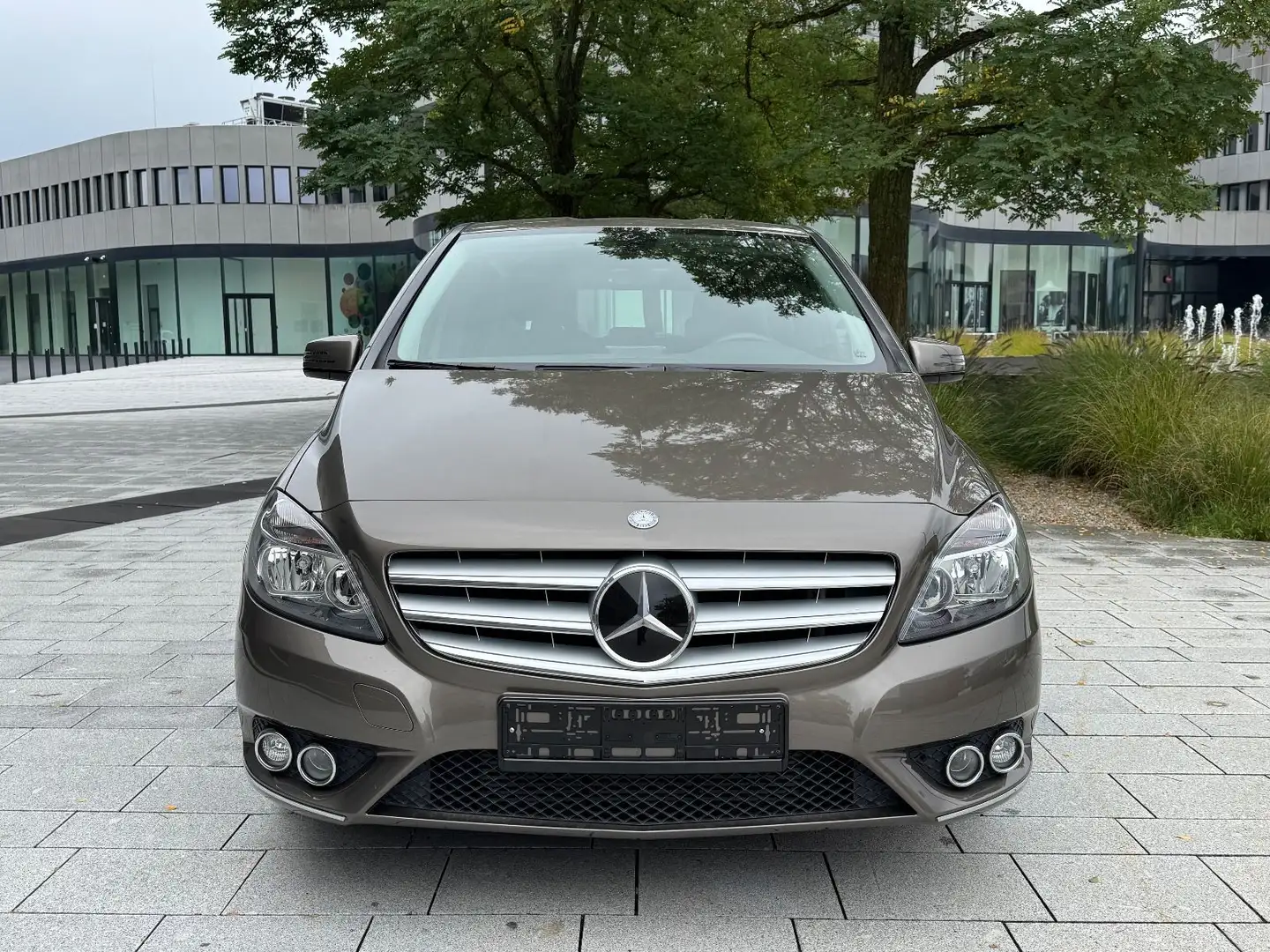 Mercedes-Benz B 180 *NAVI*Automatik*1Hand*Klima* Gris - 2