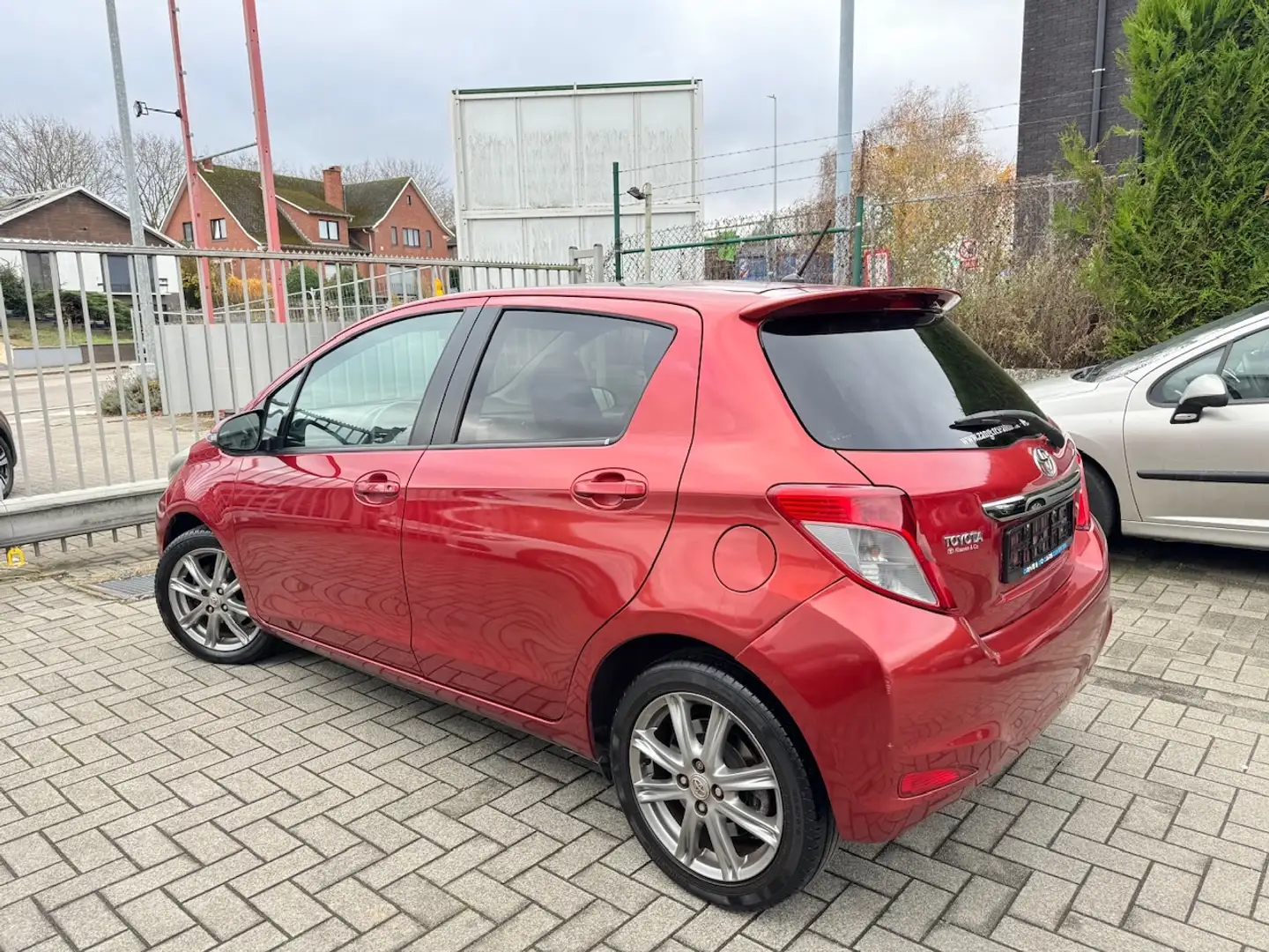 Toyota Yaris 1.33 VVT-i Executive ** 1 JAAR GARANTIE ** !! Rouge - 2