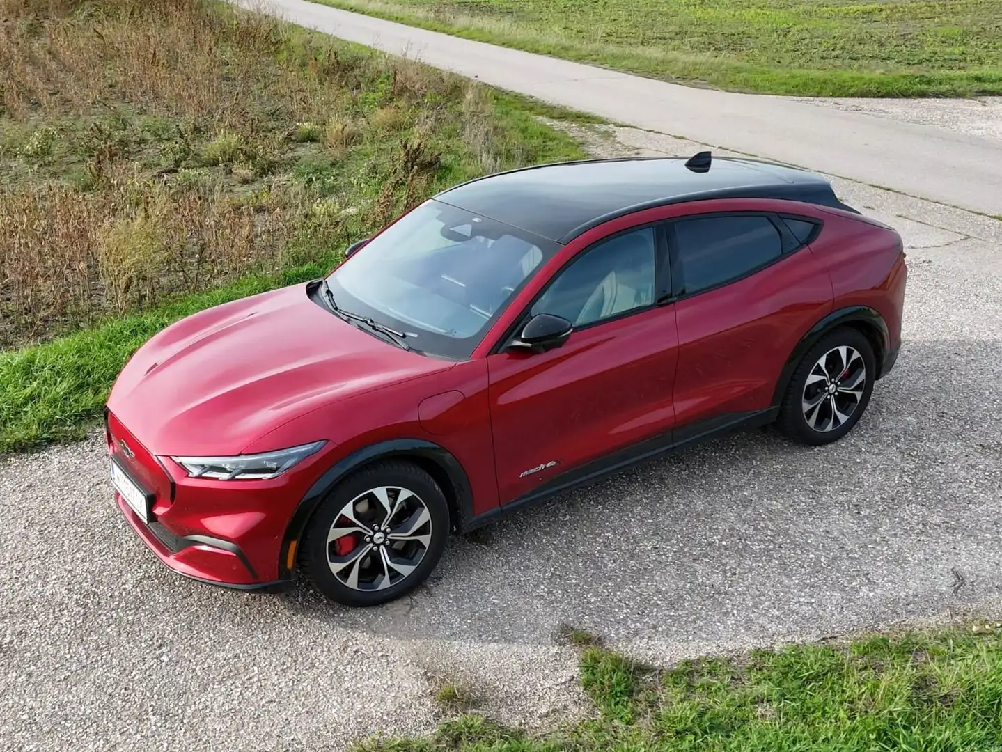 Ford Mustang Mach-E Elektro 99kWh Extended Range AWD Premium Красный - 1