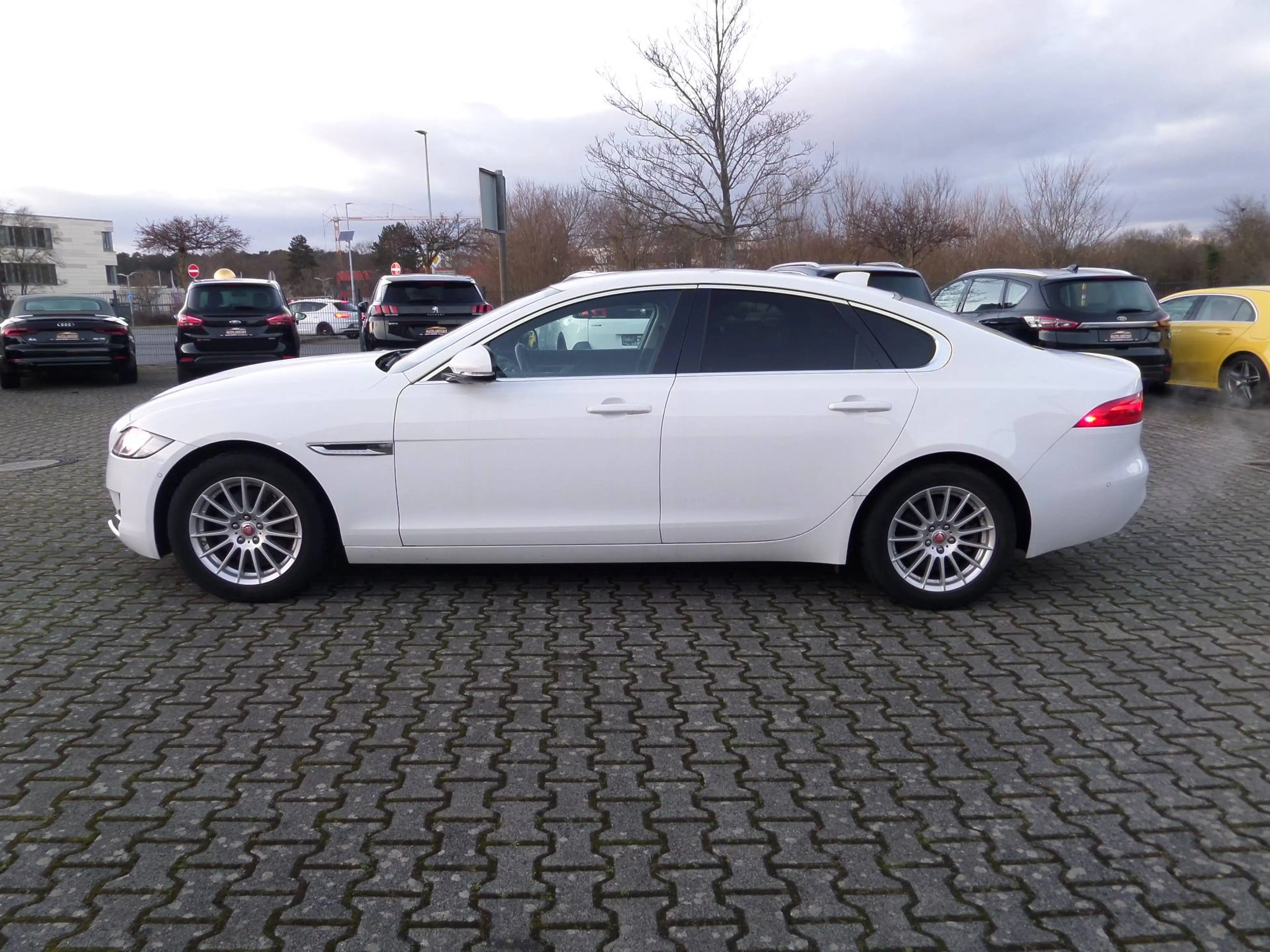Jaguar XF 2.0 d Pure+Automatik+Kamera+Standheizung+Navi+SHZ+1.Hand — photo 4