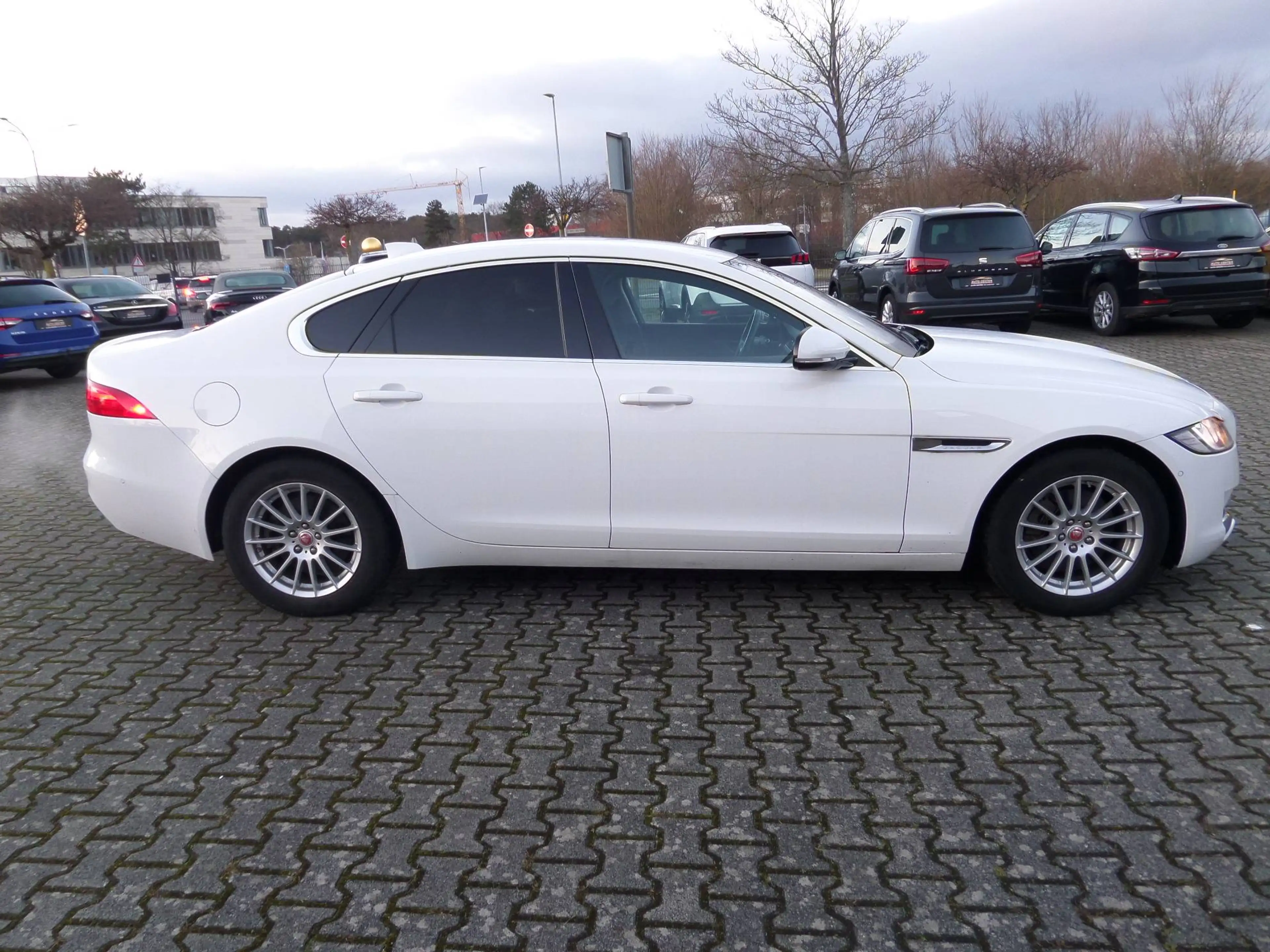 Jaguar XF 2.0 d Pure+Automatik+Kamera+Standheizung+Navi+SHZ+1.Hand