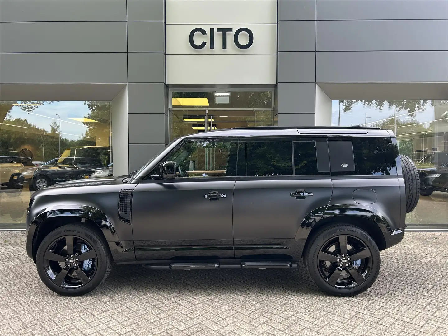 Land Rover Defender 110 P400e PHEV AWD X-Dynamic HSE Zwart - 2
