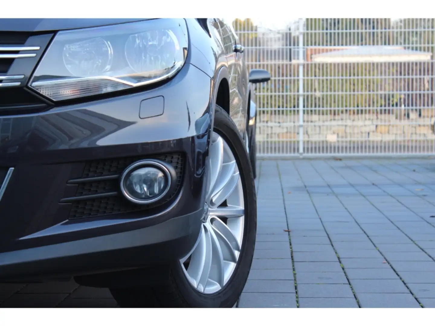 Volkswagen Tiguan Lounge Sport & Style BMT 1.4 TSI AHK-klappbar Navi Grey - 2