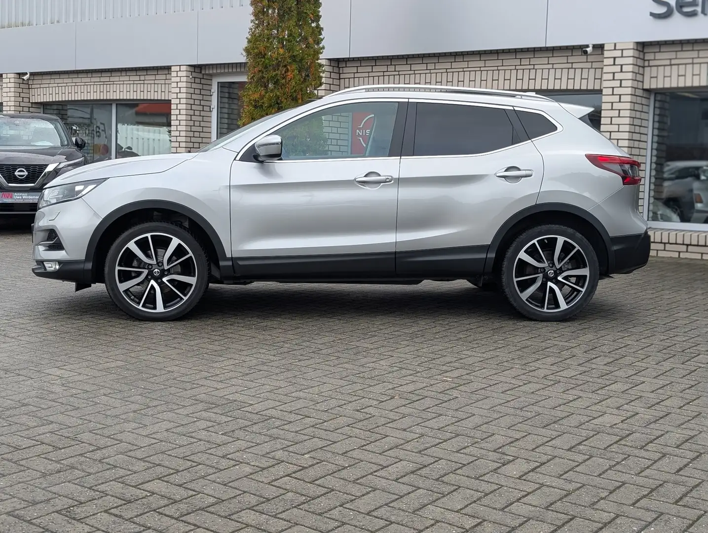 Nissan Qashqai Acenta - 19" Alu + AHK + 8-fach bereift Silber - 2