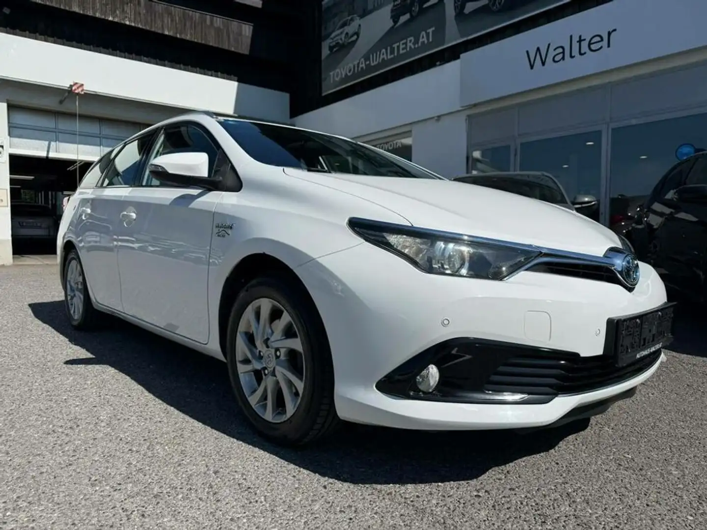 Toyota Auris TS 1,8 VVT-i Hybrid Active Weiß - 1