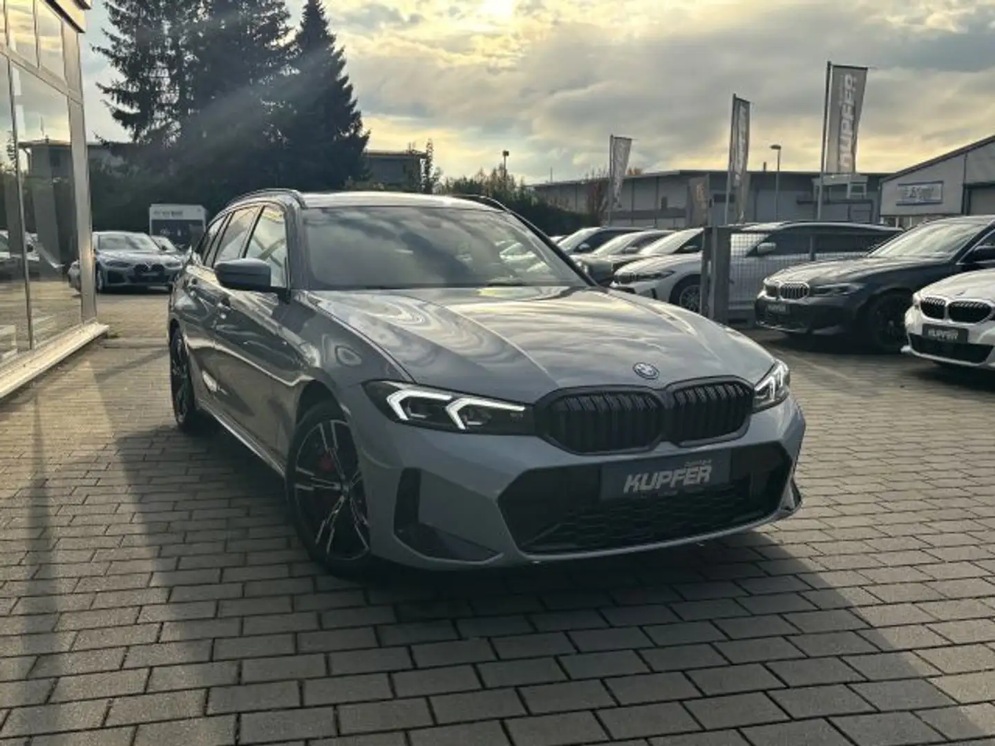 BMW 330 e Touring M Sportpaket PRO°AdLED°rote Bremse Grijs - 2