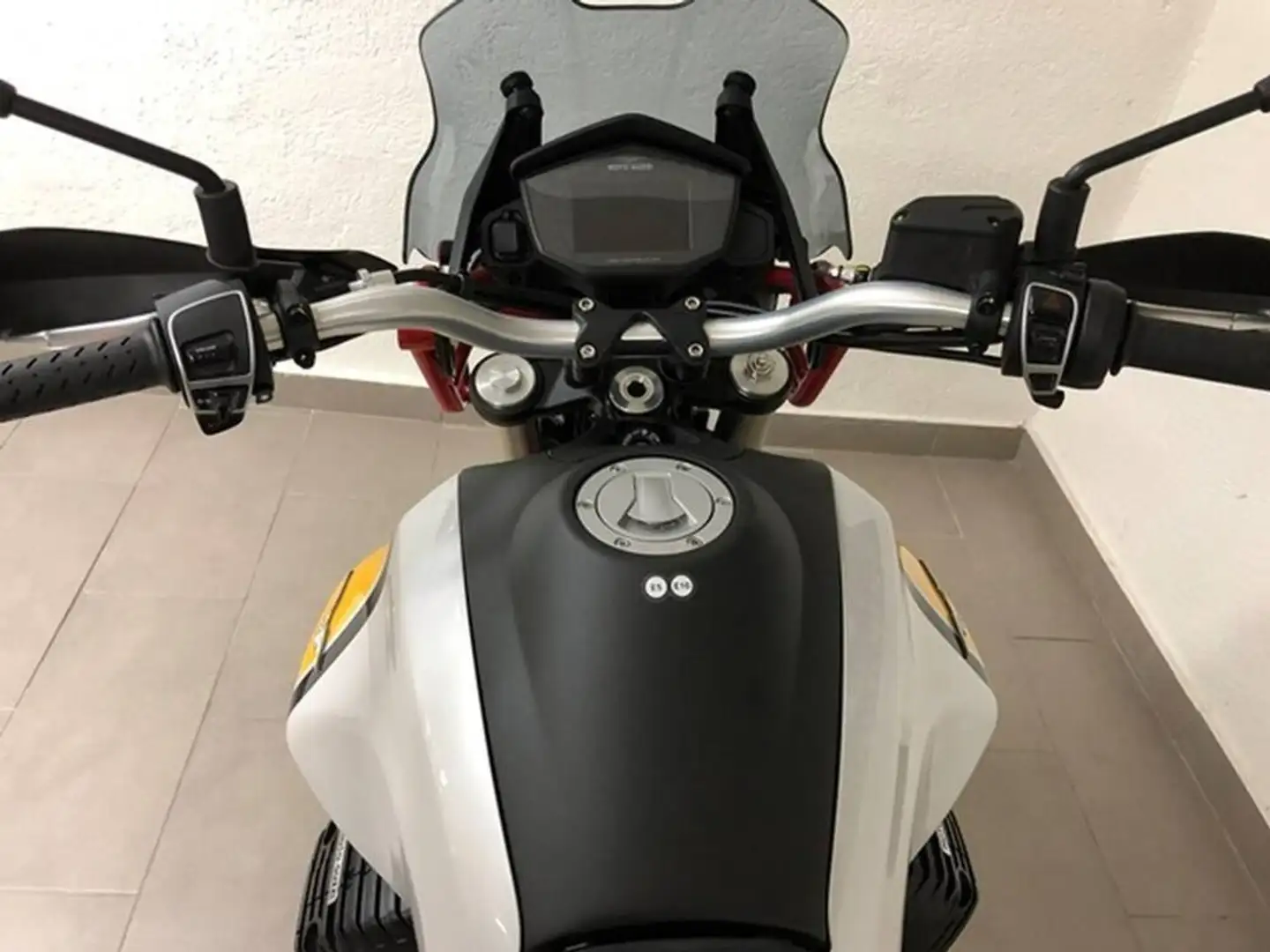 Moto Guzzi V 85 TT Blanc - 2