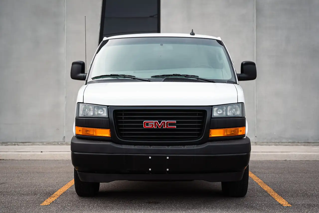 GMC Savana снимка GMC Savana