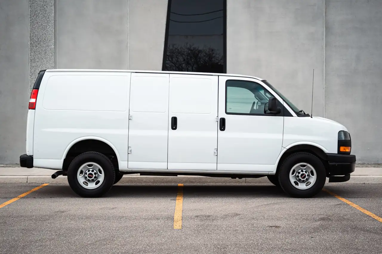 GMC Savana снимка GMC Savana