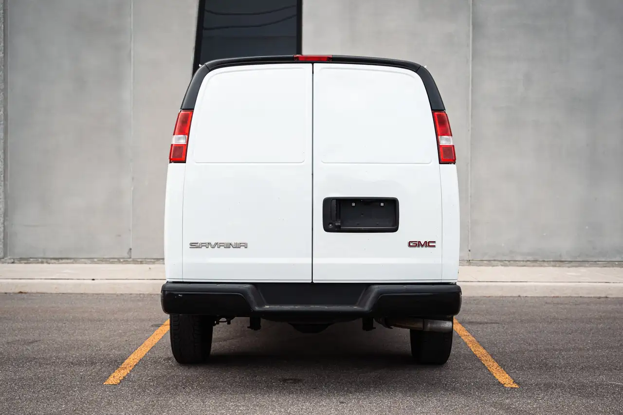 GMC Savana снимка GMC Savana