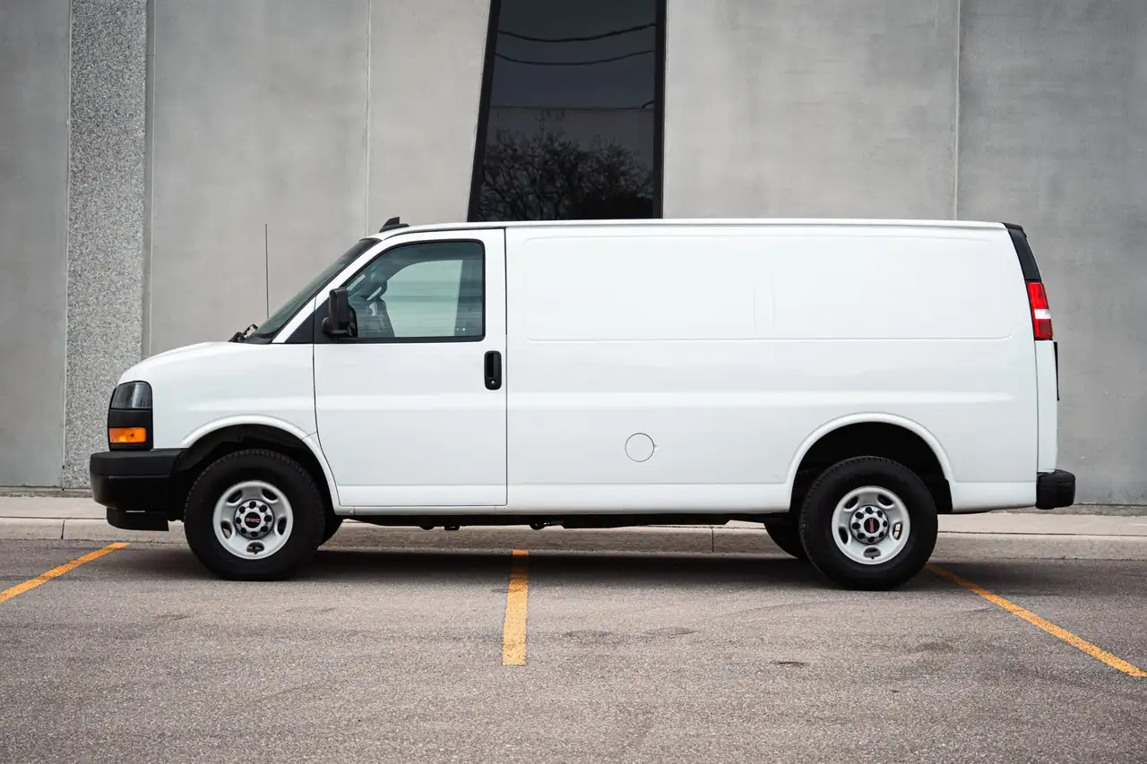 GMC Savana снимка GMC Savana