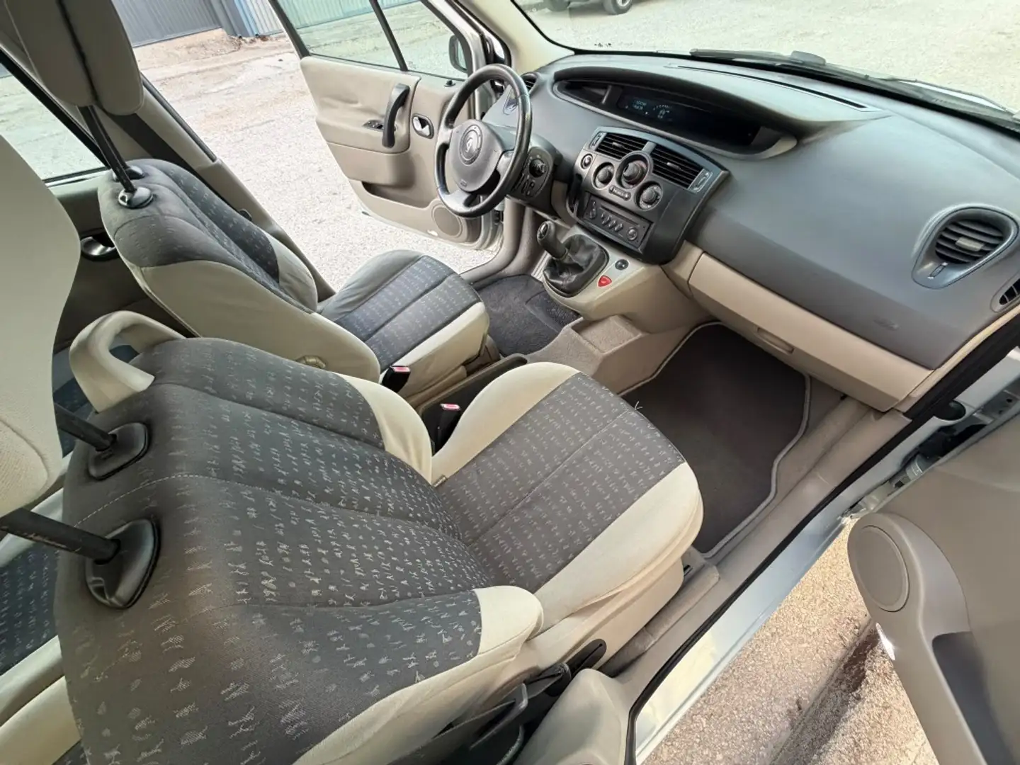 Renault RENAULT Mégane Scénic Monovolumen  Manual de 5 P Gris - 2
