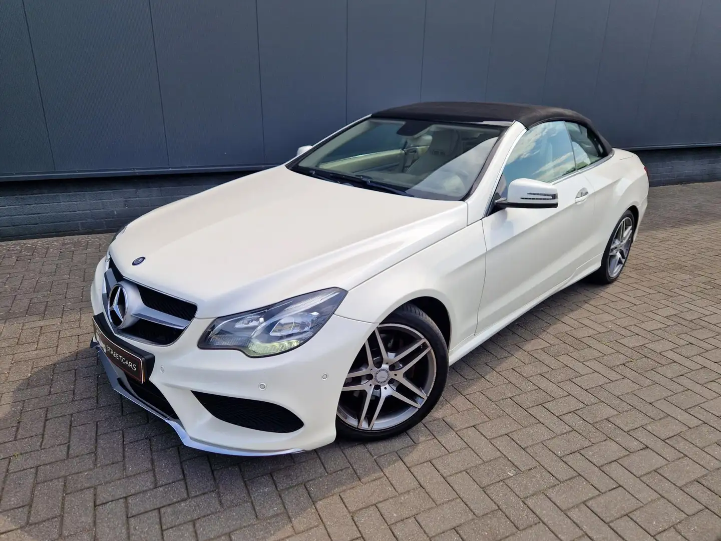 Mercedes-Benz E 200 Cabrio AMG Blanc - 2
