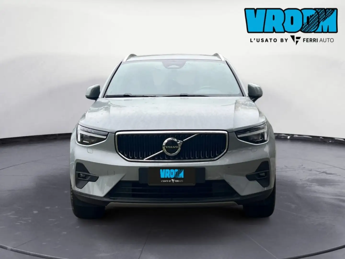 Volvo XC40 B3 automatico Core Gris - 2