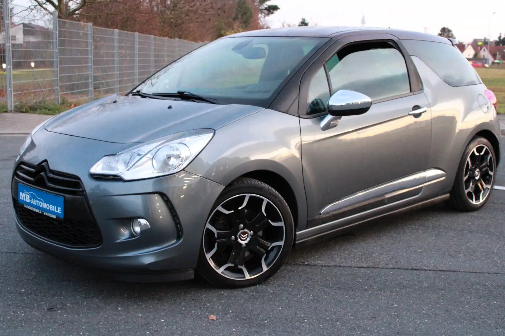 Citroen DS3 SportChic Leder Navi Sitzhzg. PDC Tempo Grau - 2
