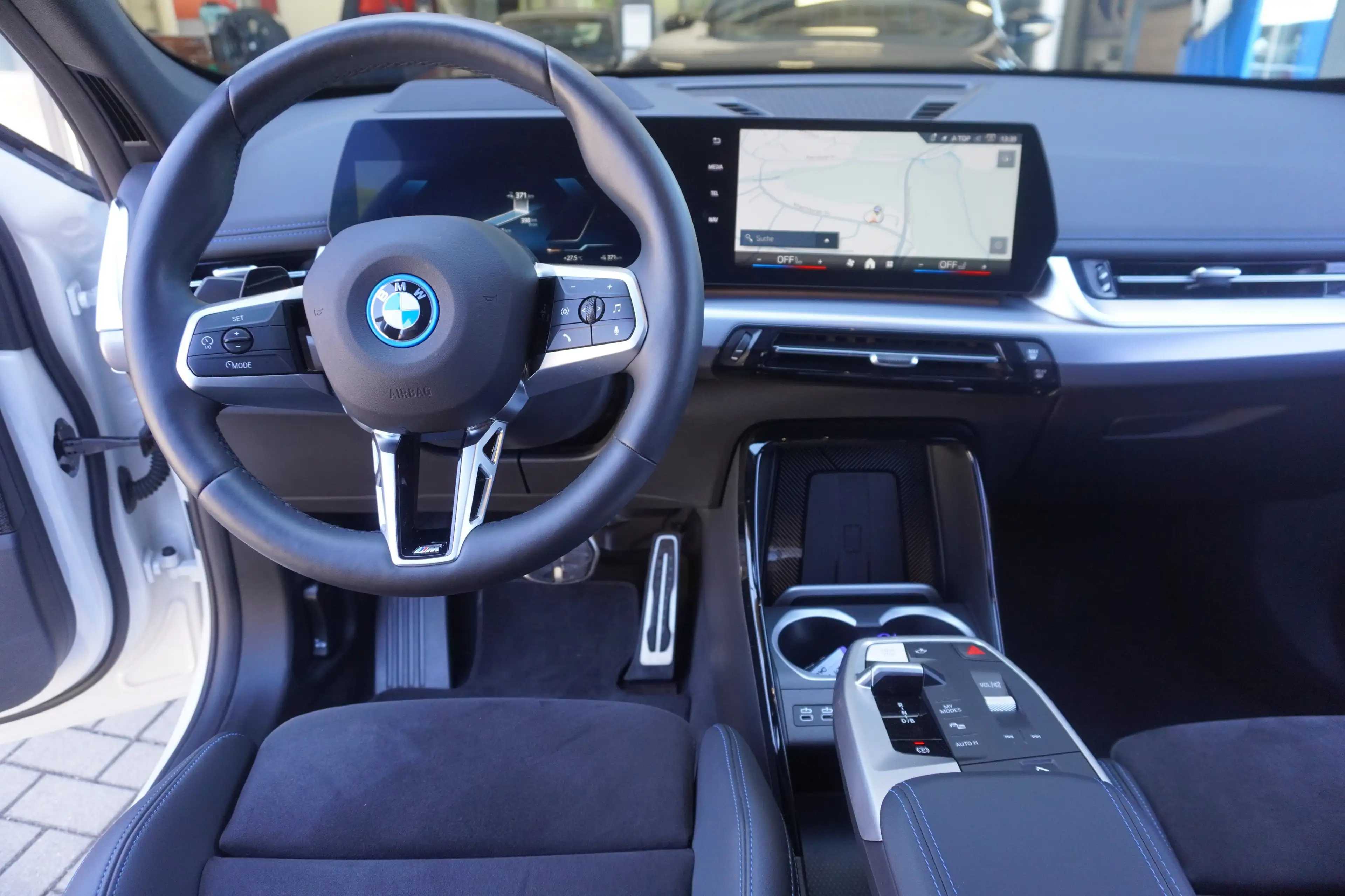 BMW iX1 xDrive30 M Sport Head-Up 360Kamera AHK eSitze Mass — photo 7