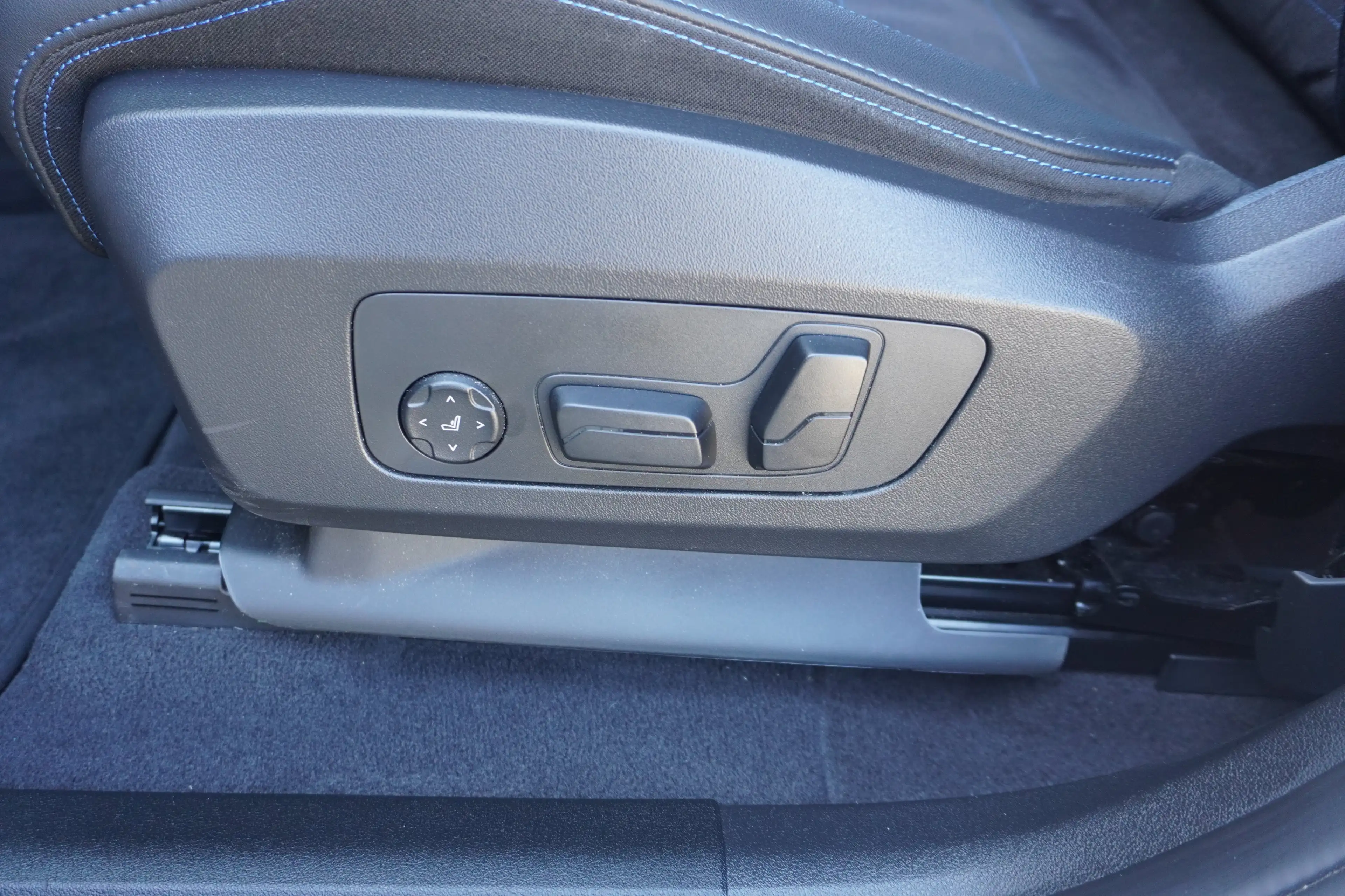 BMW iX1 xDrive30 M Sport Head-Up 360Kamera AHK eSitze Mass — photo 13