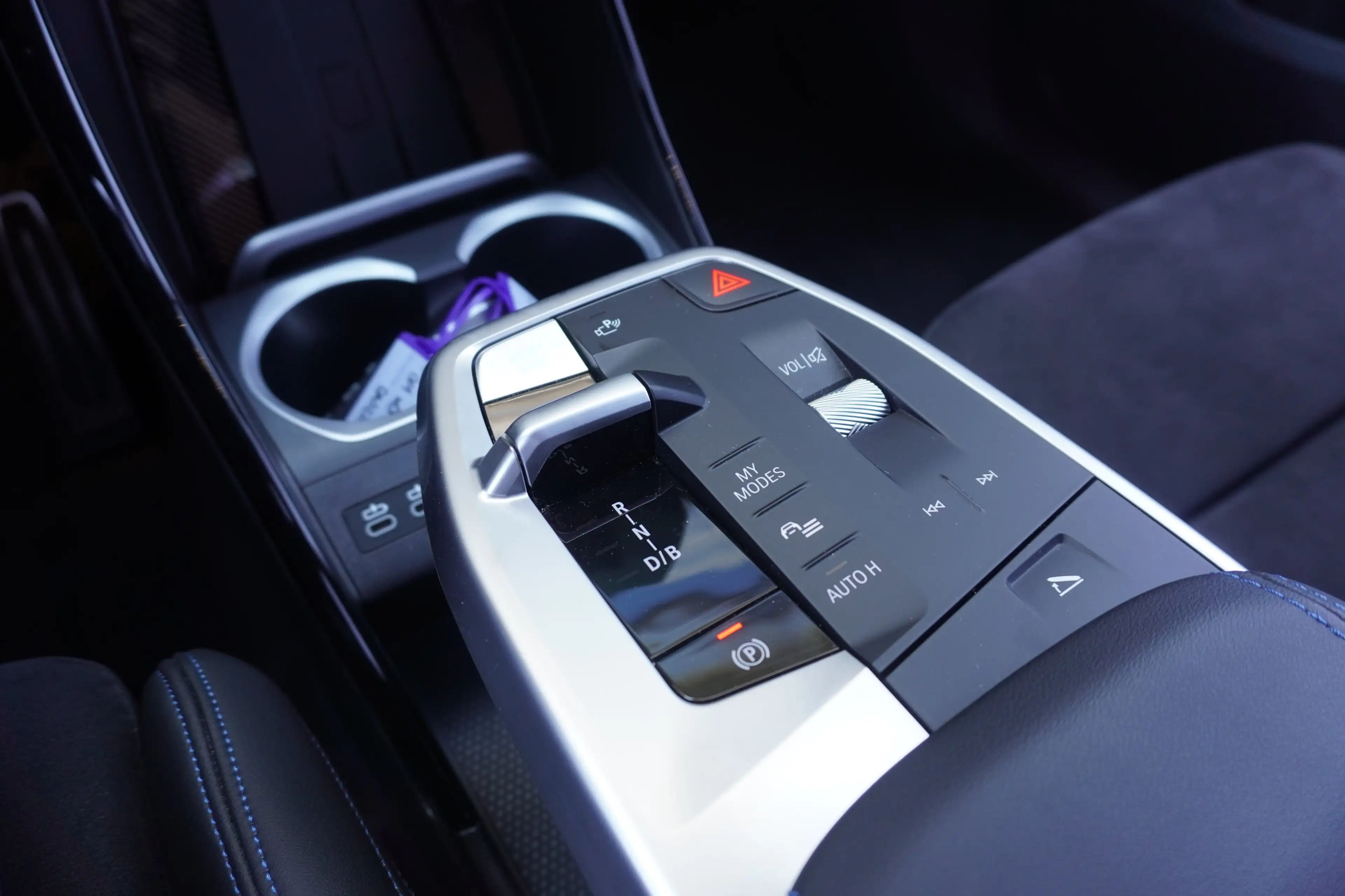 BMW iX1 xDrive30 M Sport Head-Up 360Kamera AHK eSitze Mass — photo 11