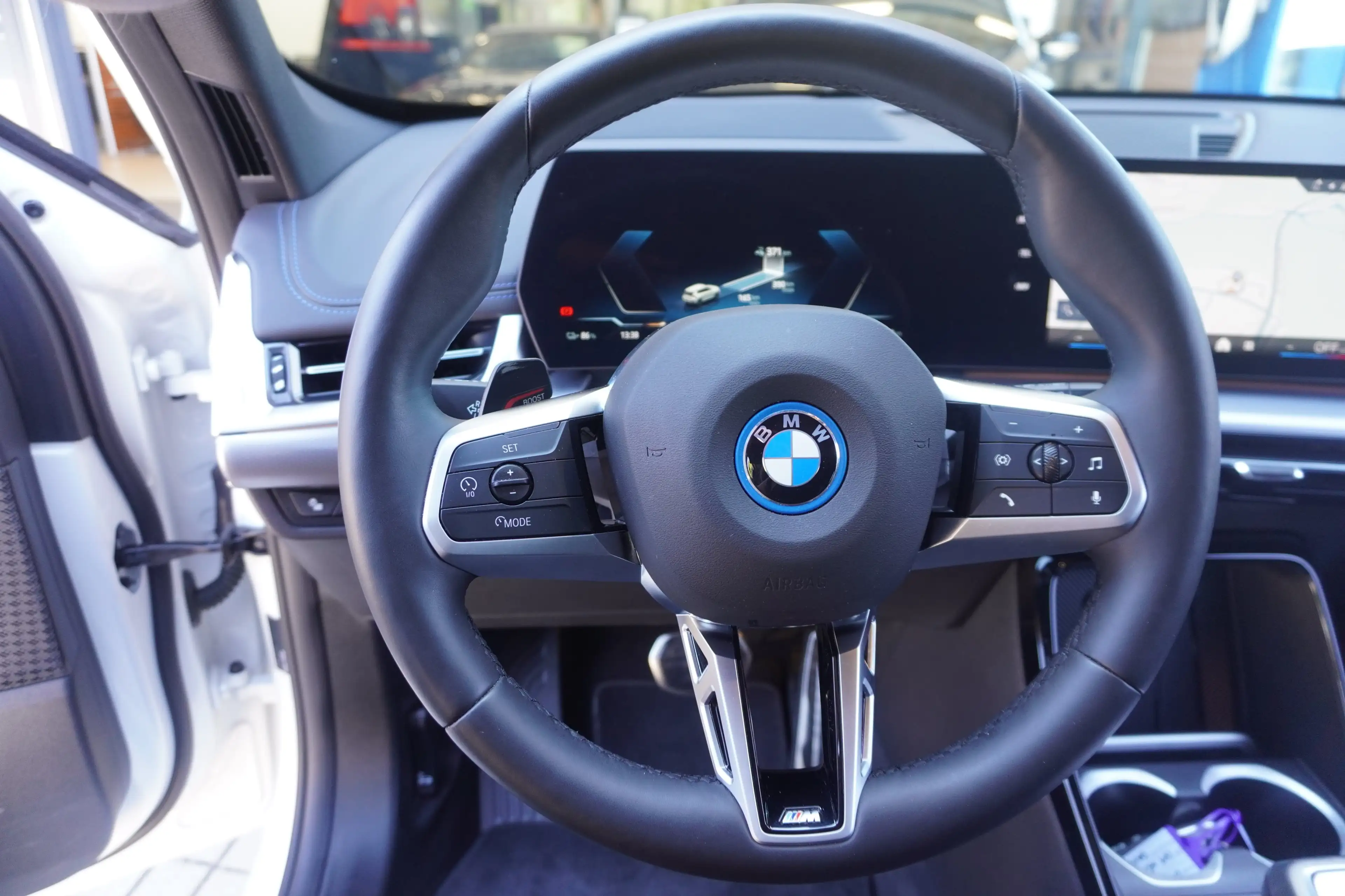 BMW iX1 xDrive30 M Sport Head-Up 360Kamera AHK eSitze Mass — photo 8