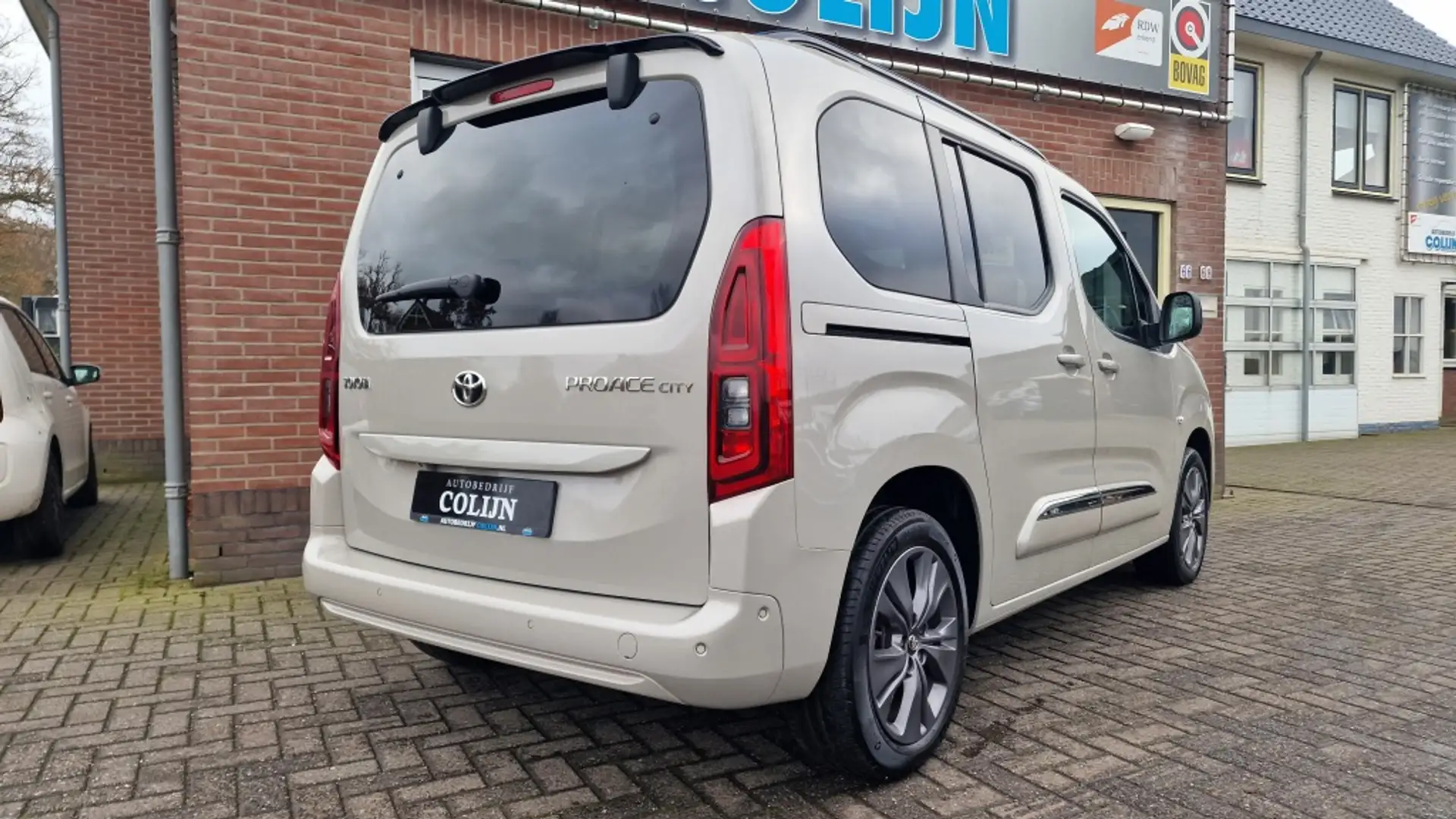 Toyota Proace City Verso 1.2 Turbo Dynamic Automaat 5 Pers, Adaptieve Grijs - 2