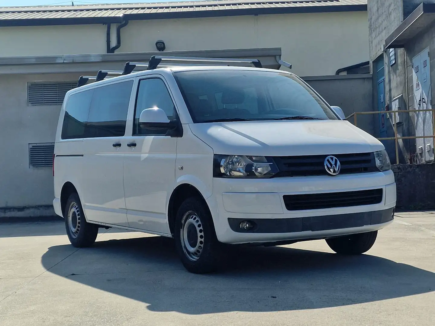 Volkswagen T5 Transporter 6 POSTI AUTOCARRO IVA ESP + GANCIO TRAINO Weiß - 1