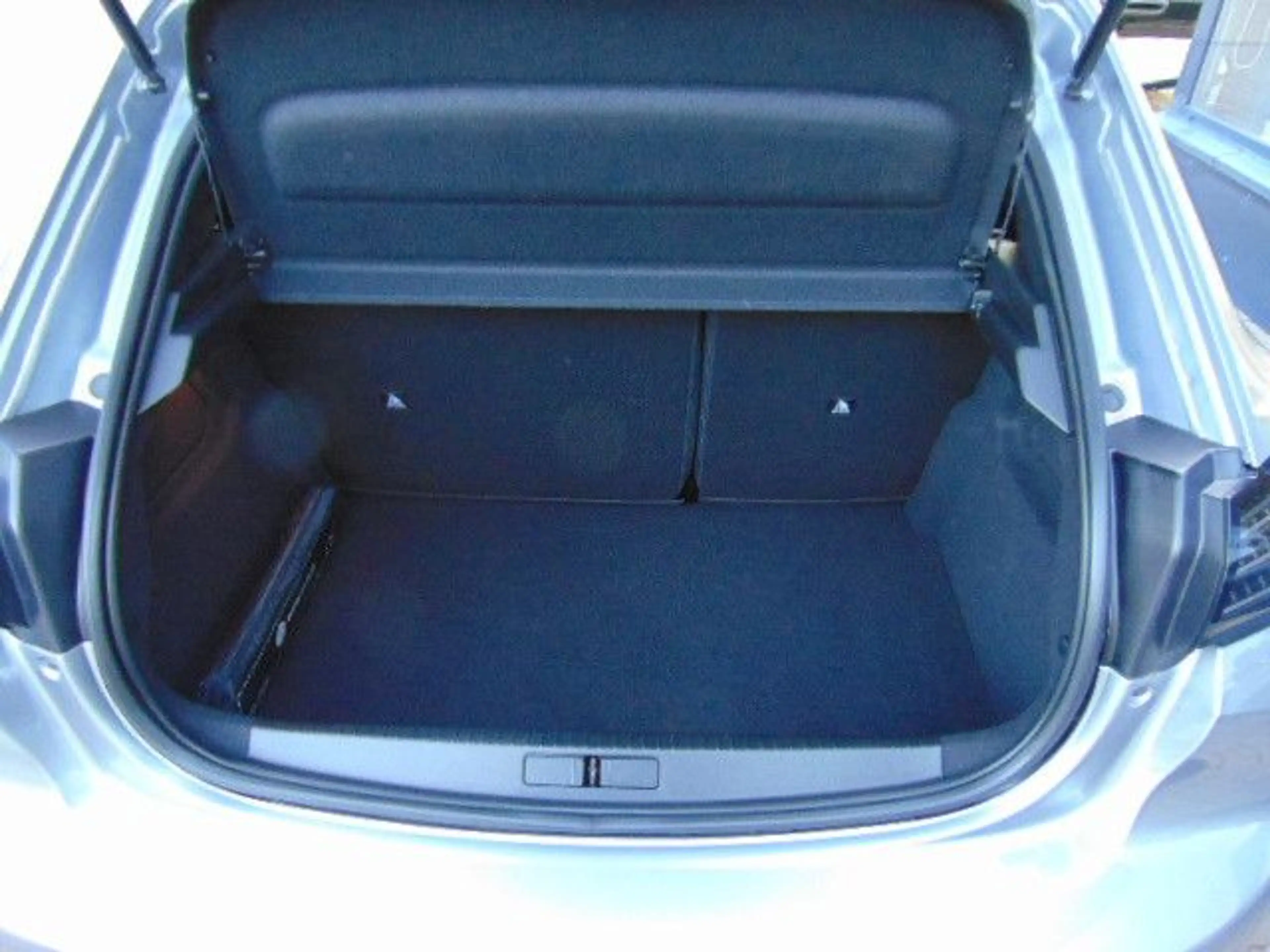 Peugeot 208 Hybrid 136 GT — photo 12