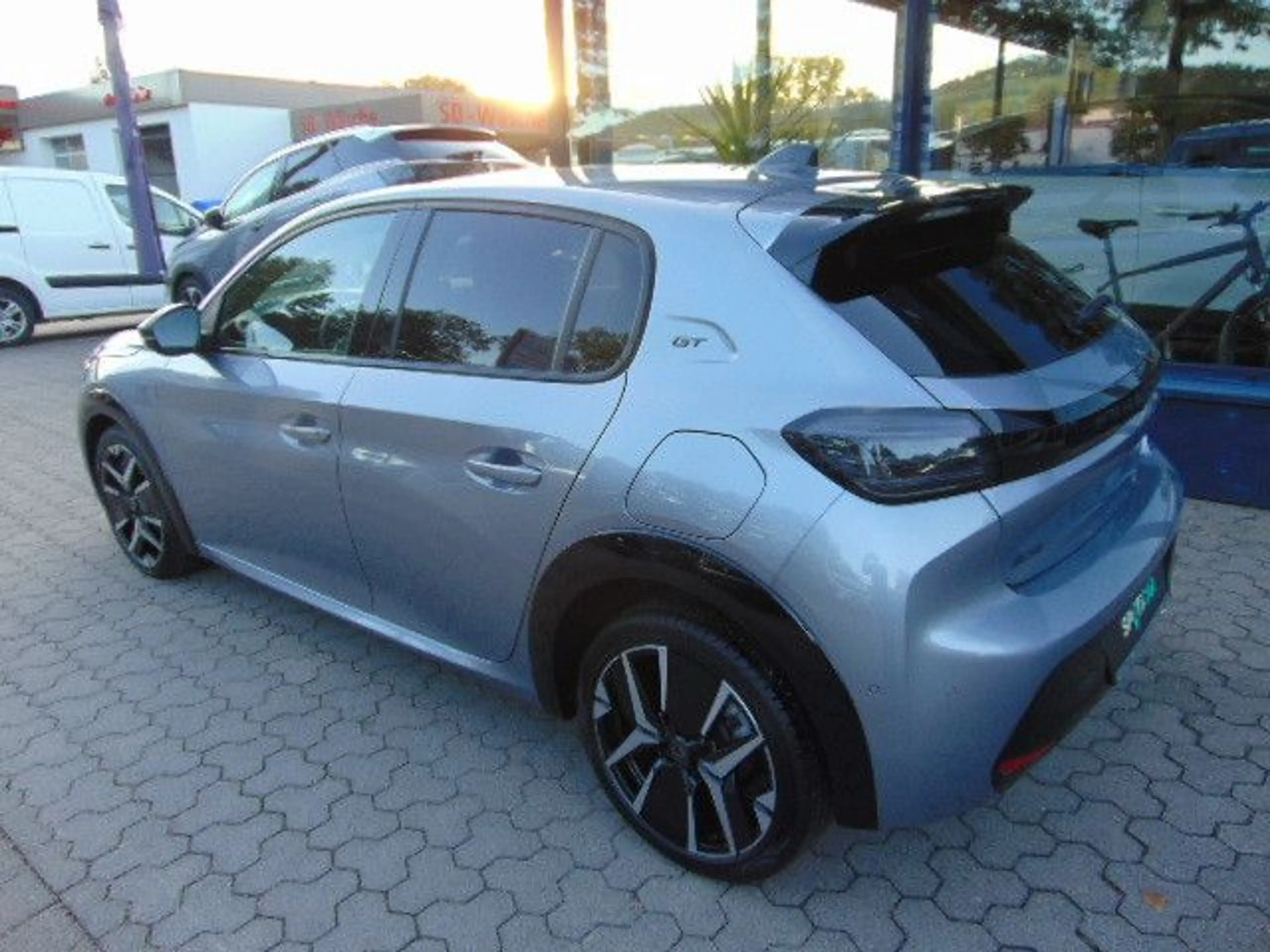 Peugeot 208 Hybrid 136 GT — photo 4