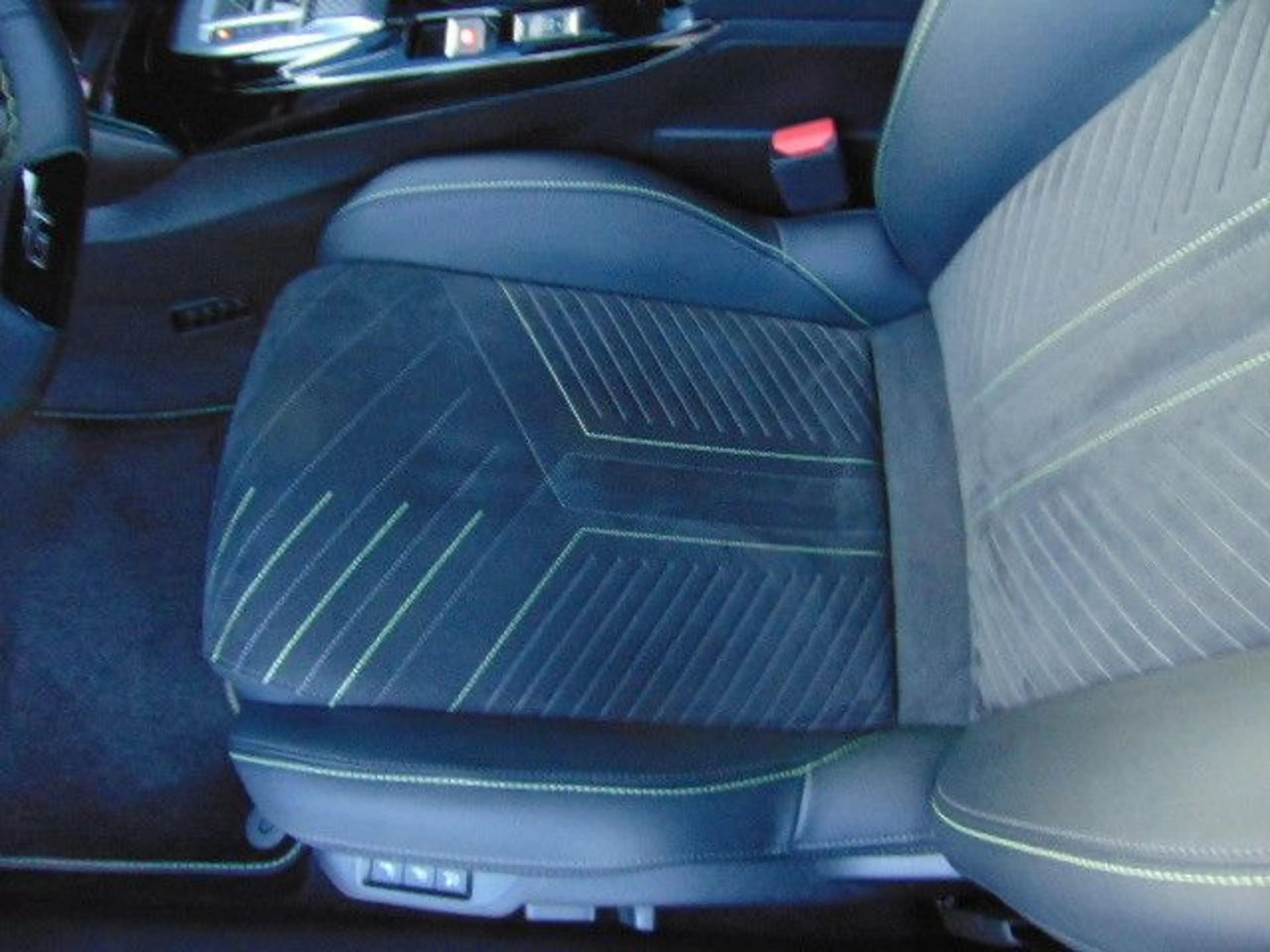 Peugeot 208 Hybrid 136 GT — photo 13