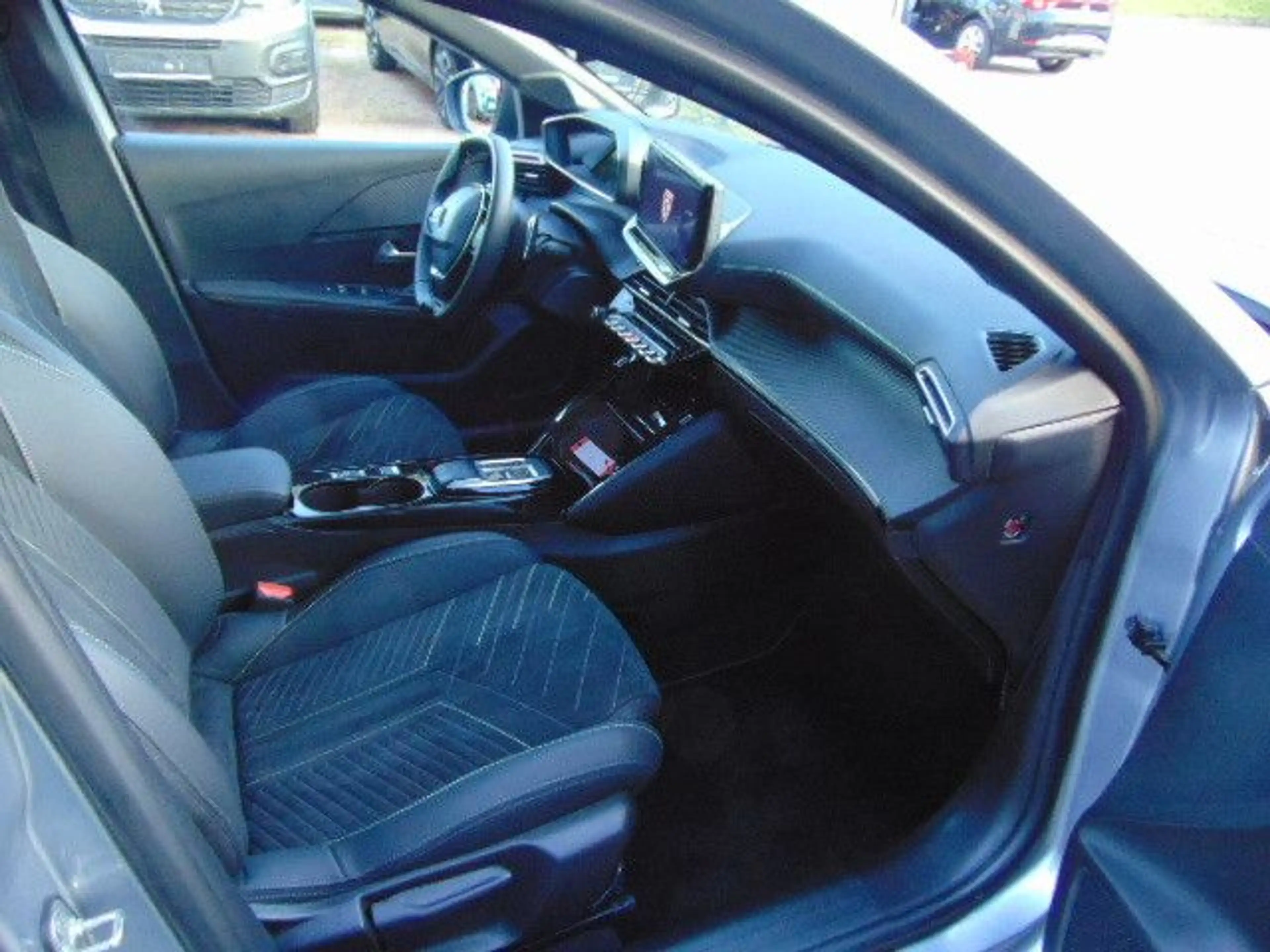 Peugeot 208 Hybrid 136 GT — photo 9