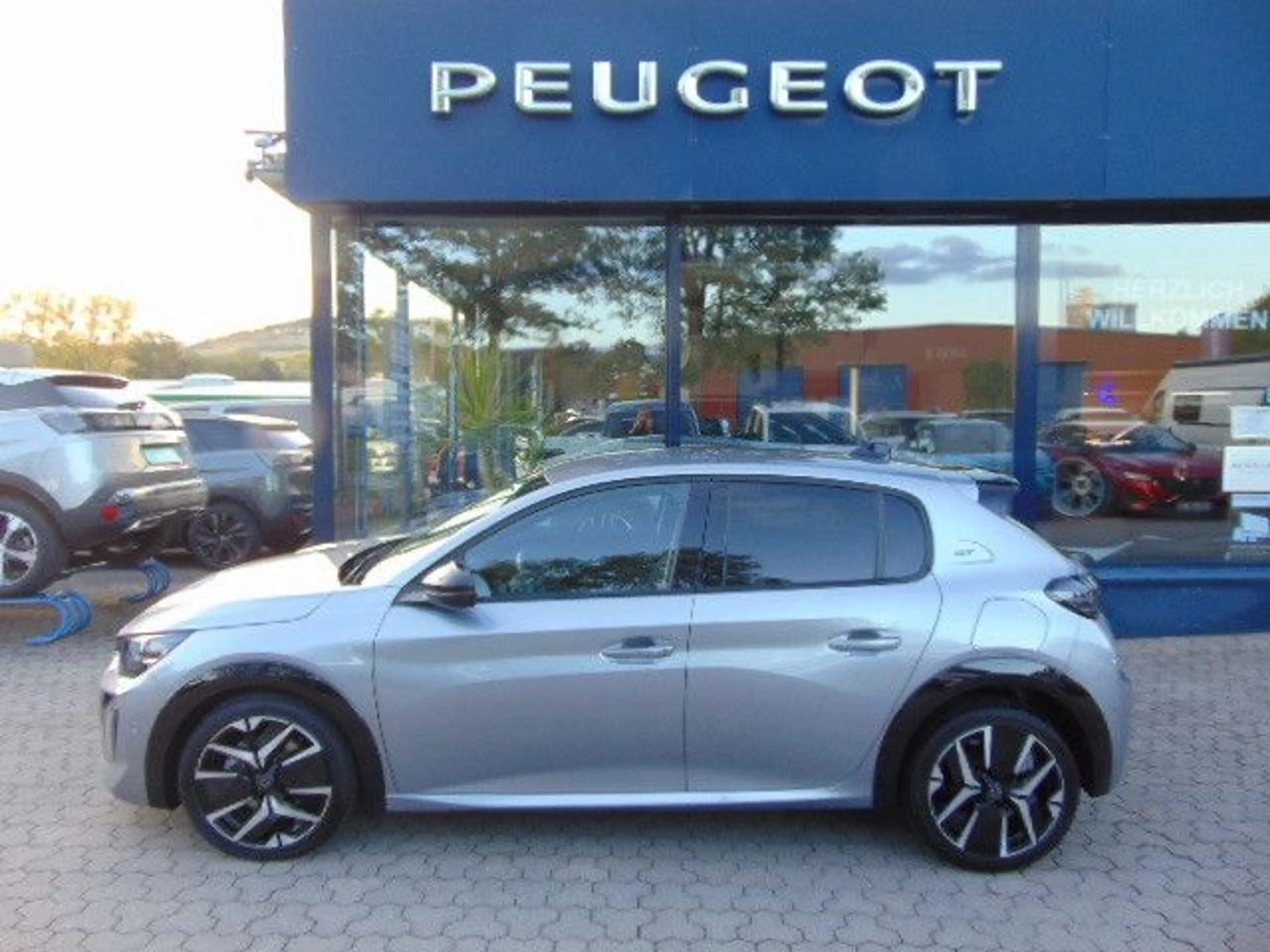 Peugeot 208 Hybrid 136 GT — photo 7