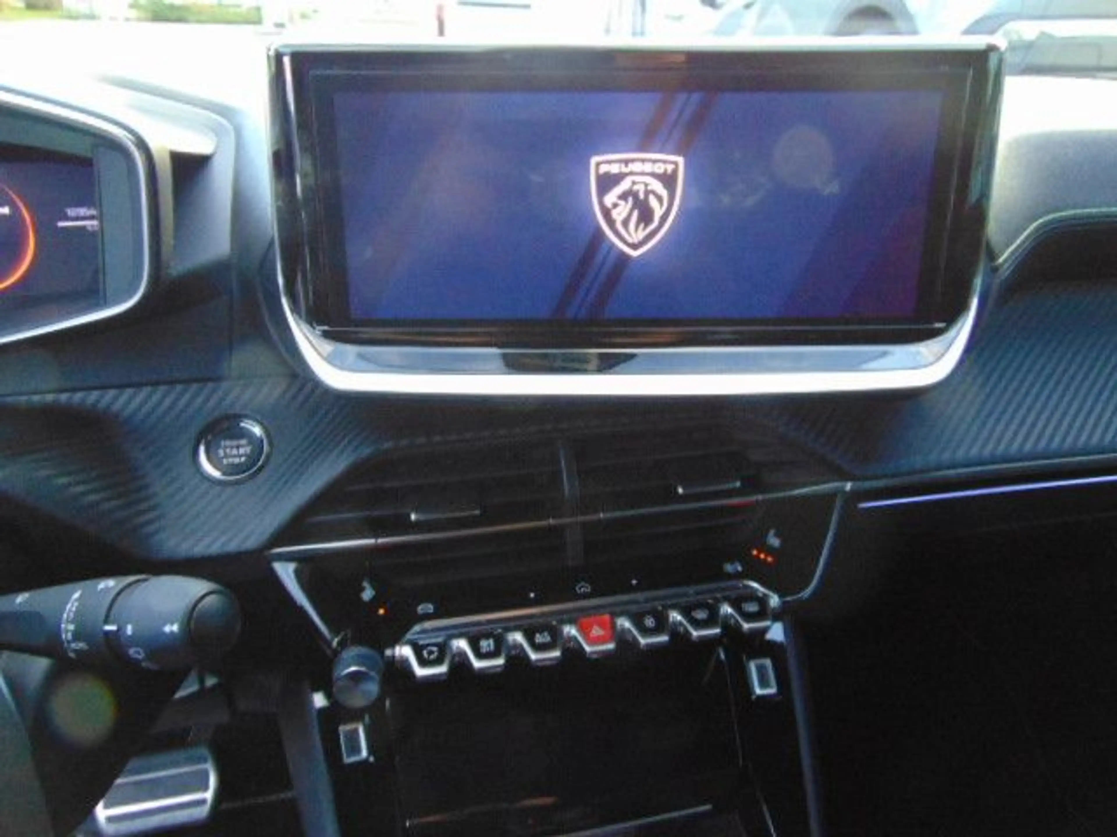 Peugeot 208 Hybrid 136 GT — photo 14