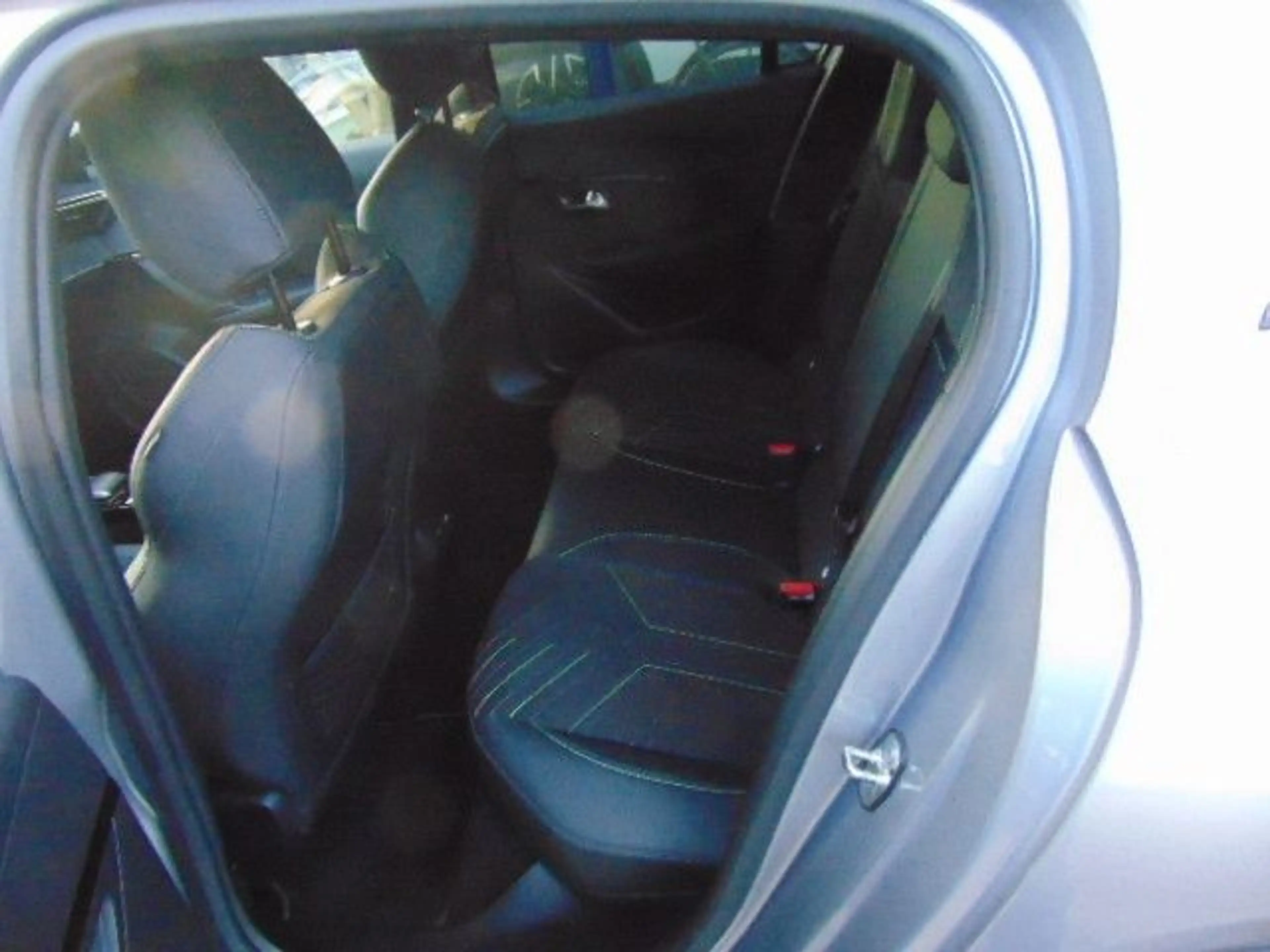 Peugeot 208 Hybrid 136 GT — photo 10