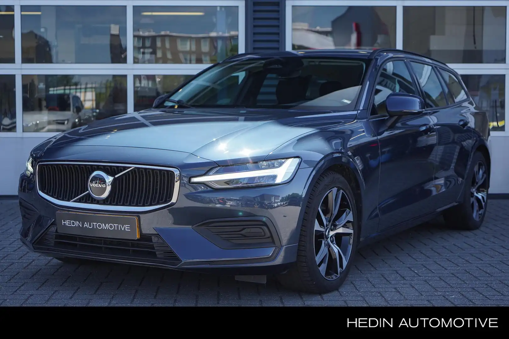 Volvo V60 2.0 B3 Essential Edition | Semi elektrische trekha Blau - 1