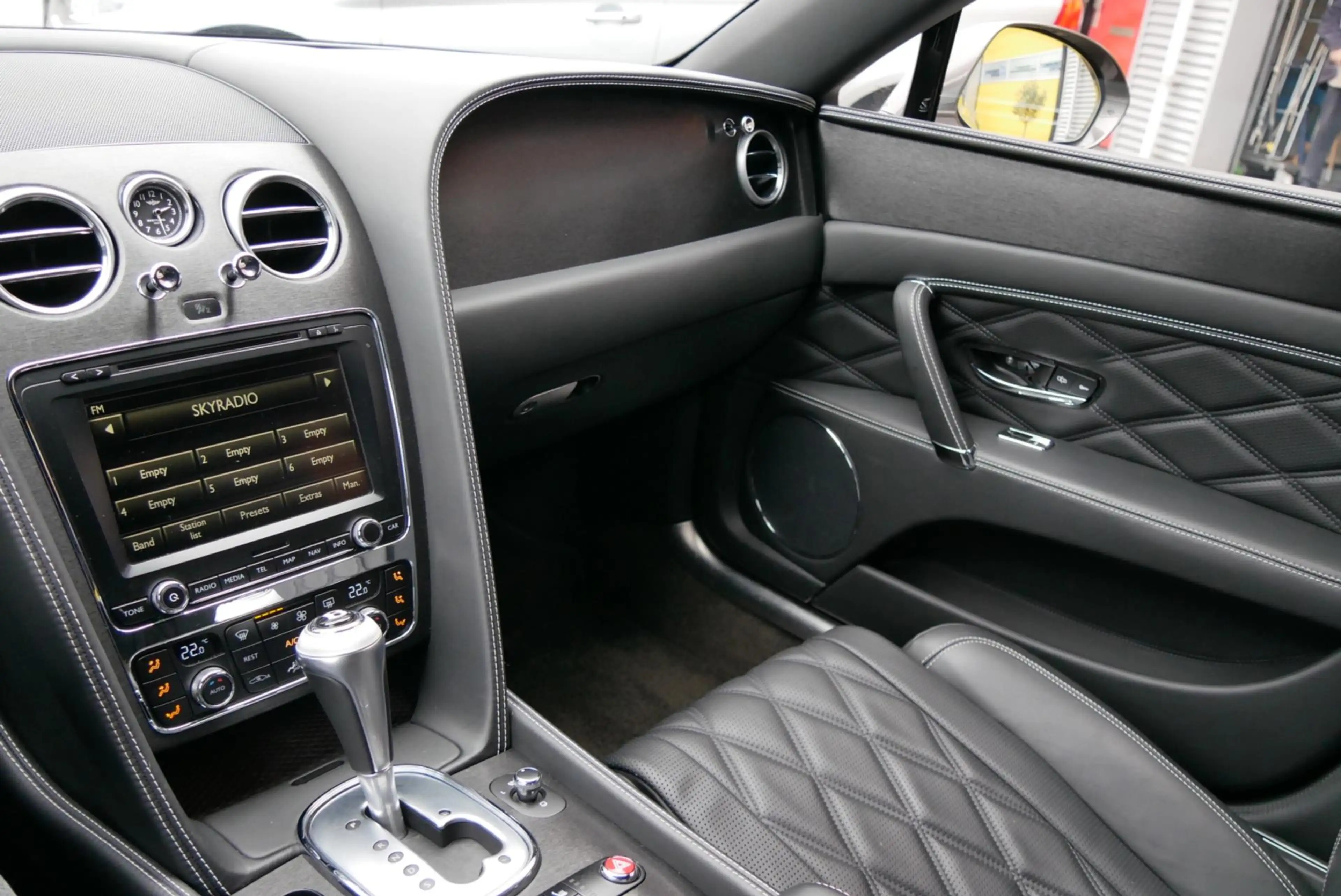 Bentley Flying Spur 4.0 V8. zeer compleet. dealer onderhouden. org km — photo 26