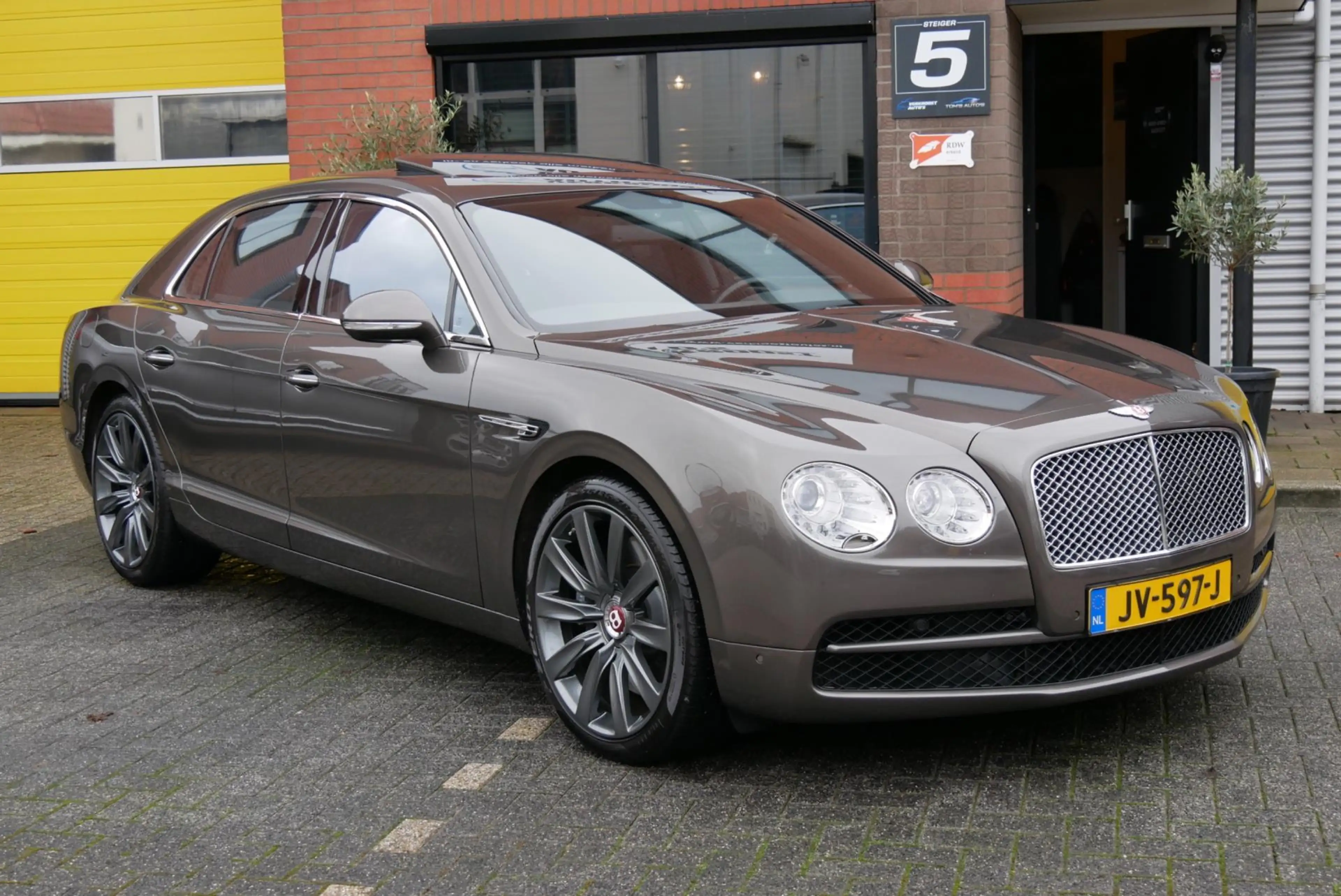 Bentley Flying Spur 4.0 V8. zeer compleet. dealer onderhouden. org km — photo 9