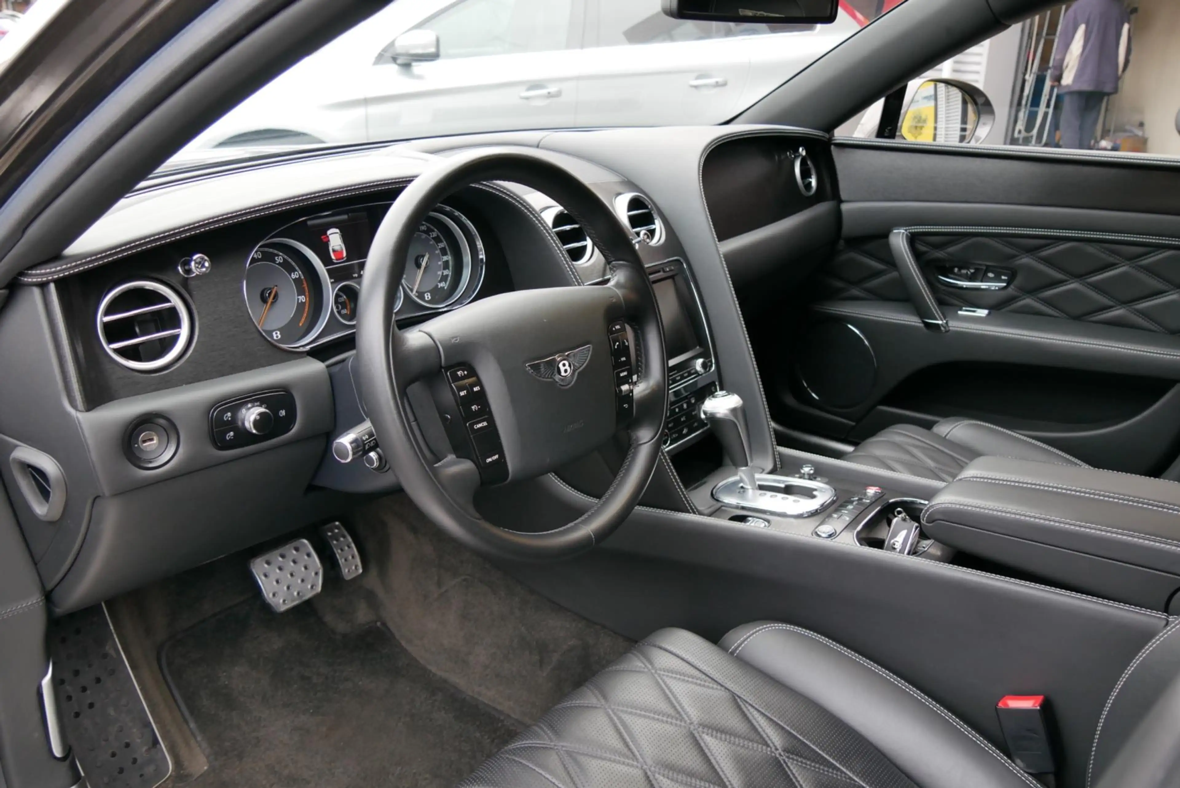 Bentley Flying Spur 4.0 V8. zeer compleet. dealer onderhouden. org km — photo 13
