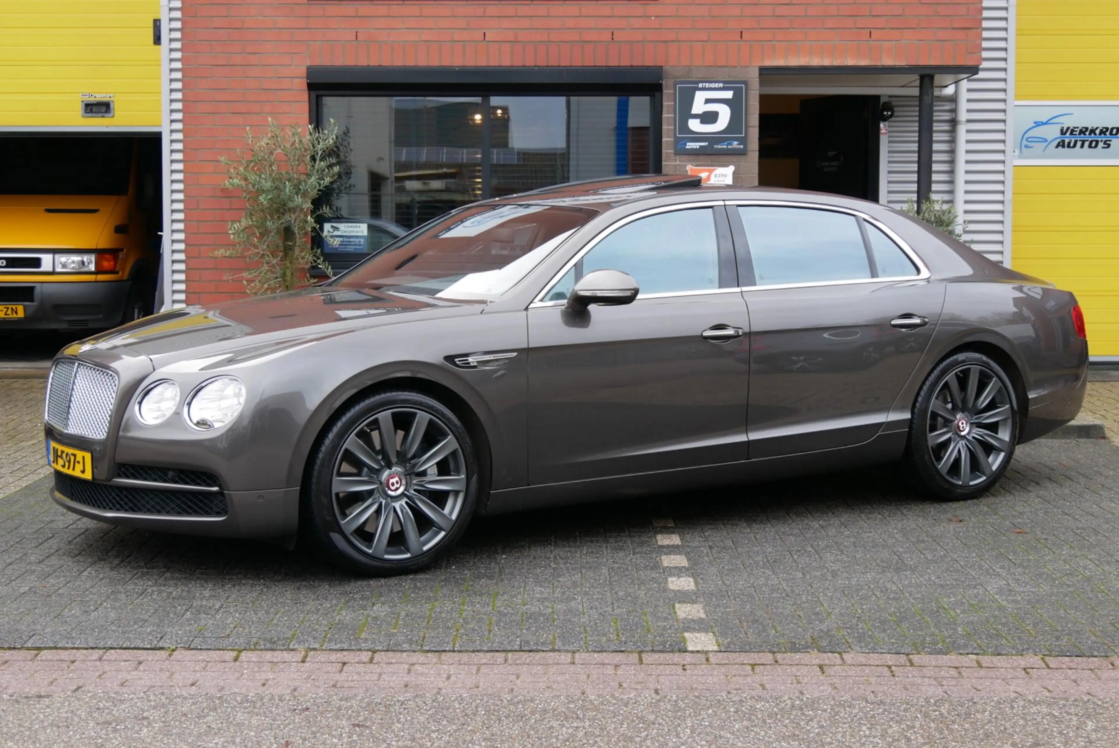 Bentley Flying Spur 4.0 V8. zeer compleet. dealer onderhouden. org km — photo 3