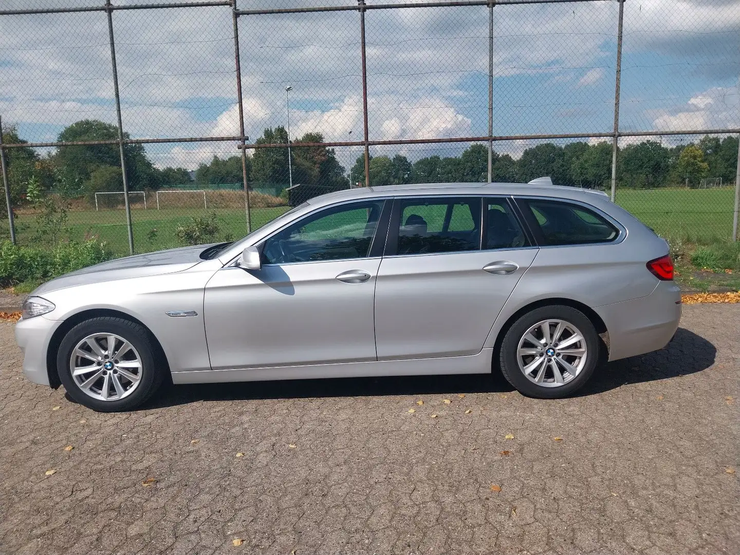 BMW 520 d Autom. Touring F11 *Leder*Navi*Xenon*HuD* Silber - 2