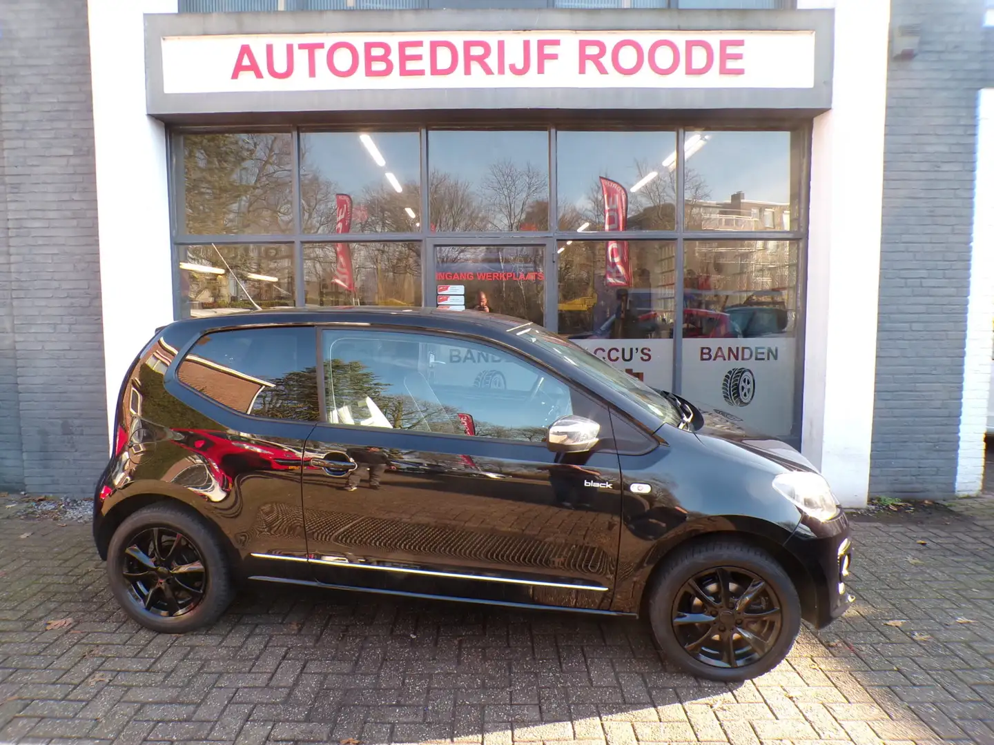 Volkswagen up! 1.0 high up! BLACKLINE ZEER MOOI, AIRCO,LMV,PDC !! Schwarz - 1
