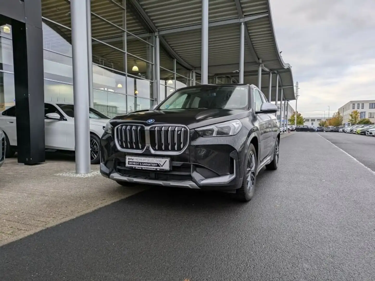 BMW iX1 xDrive30 xLine Schwarz - 2