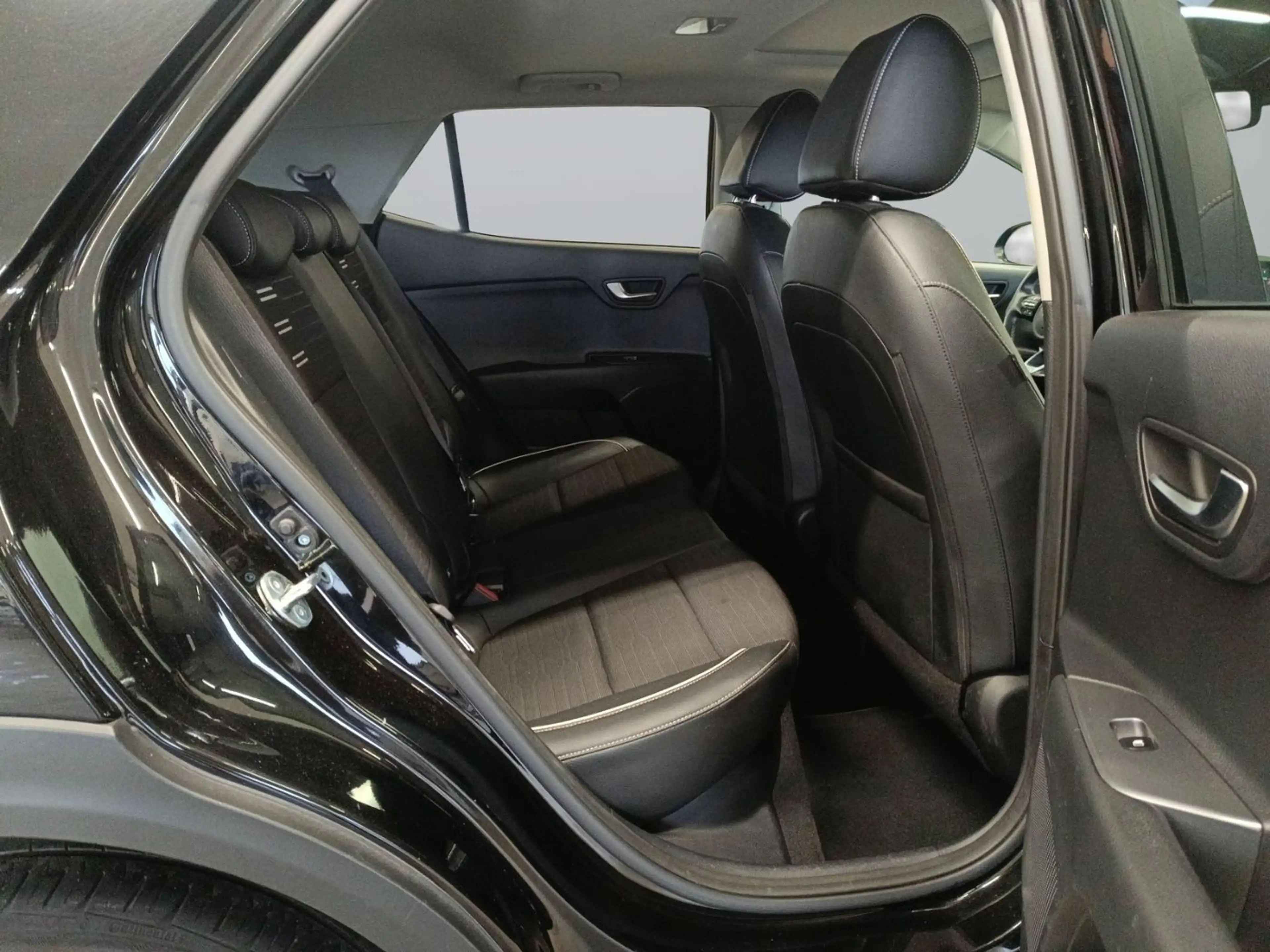 Kia Stonic 1.0 T-GDI Mild-Hybrid GT LINE LED+Navi — photo 11