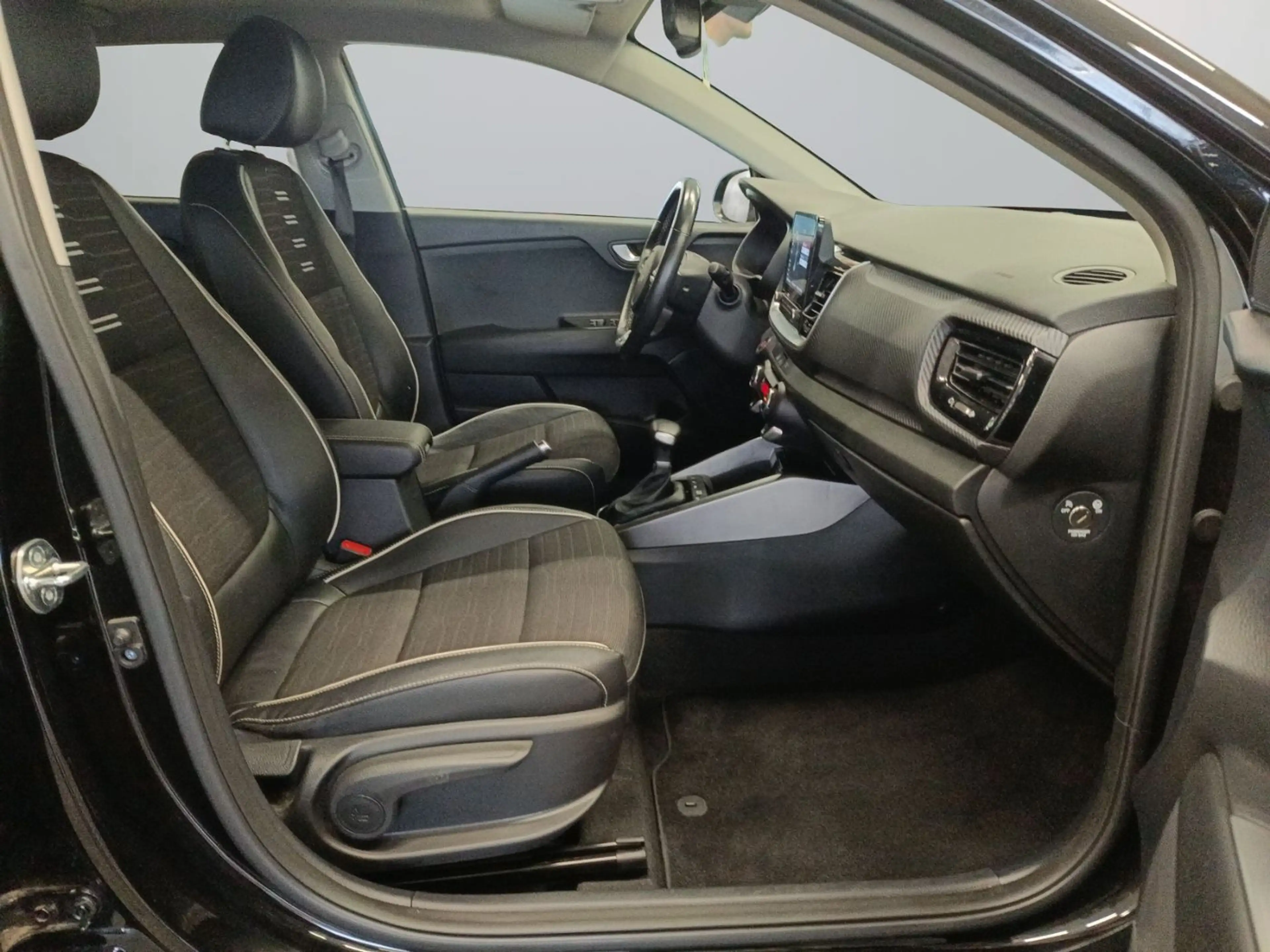 Kia Stonic 1.0 T-GDI Mild-Hybrid GT LINE LED+Navi — photo 12