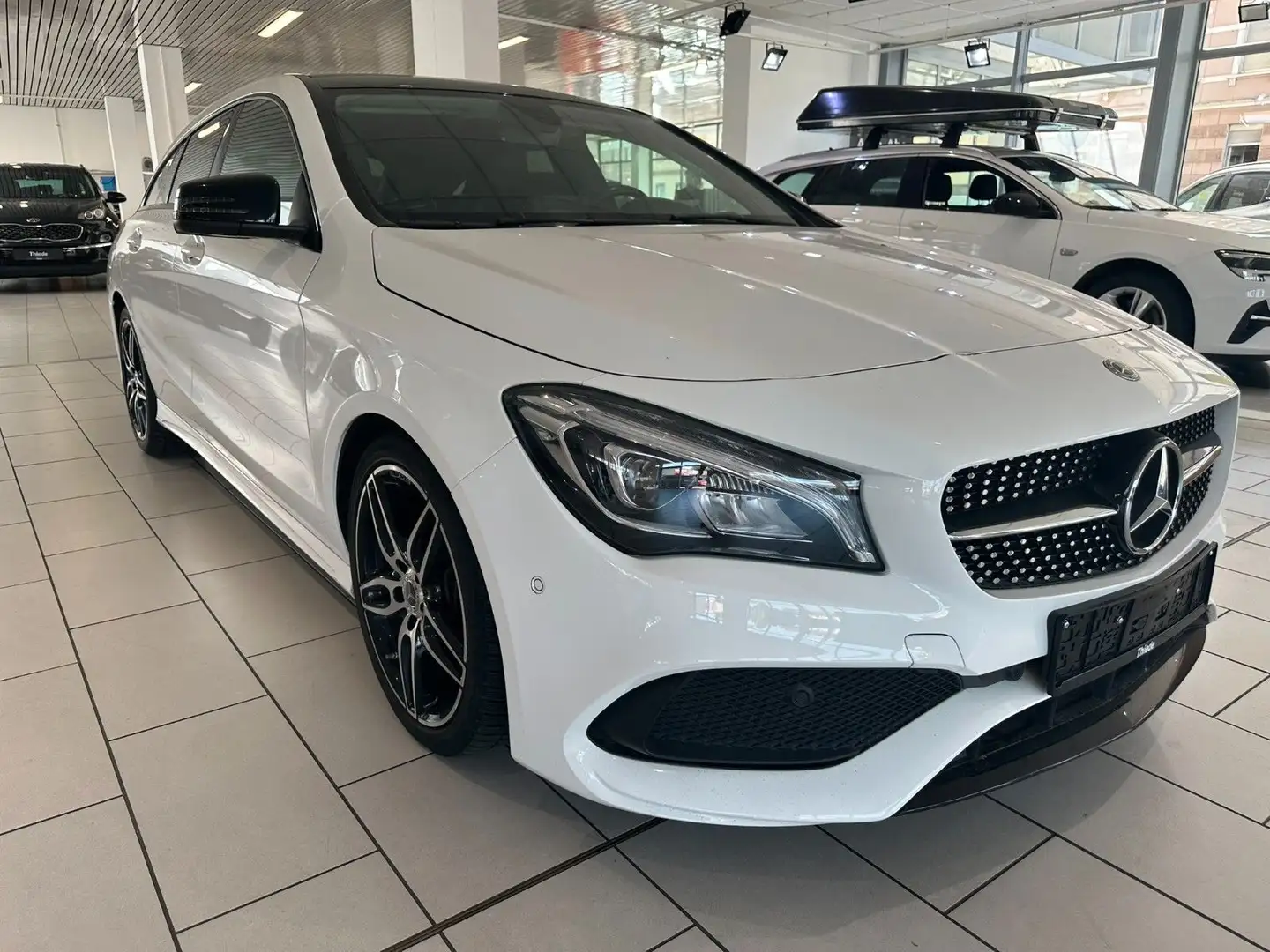 Mercedes-Benz CLA 180 SB AMG-LINE/NAVI/LED/LEDER/PANO/SHZ Weiß - 2