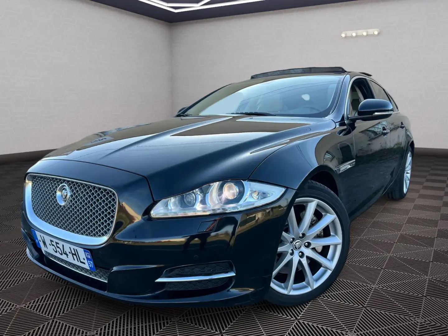 Jaguar XJ Luxury Чёрный - 1